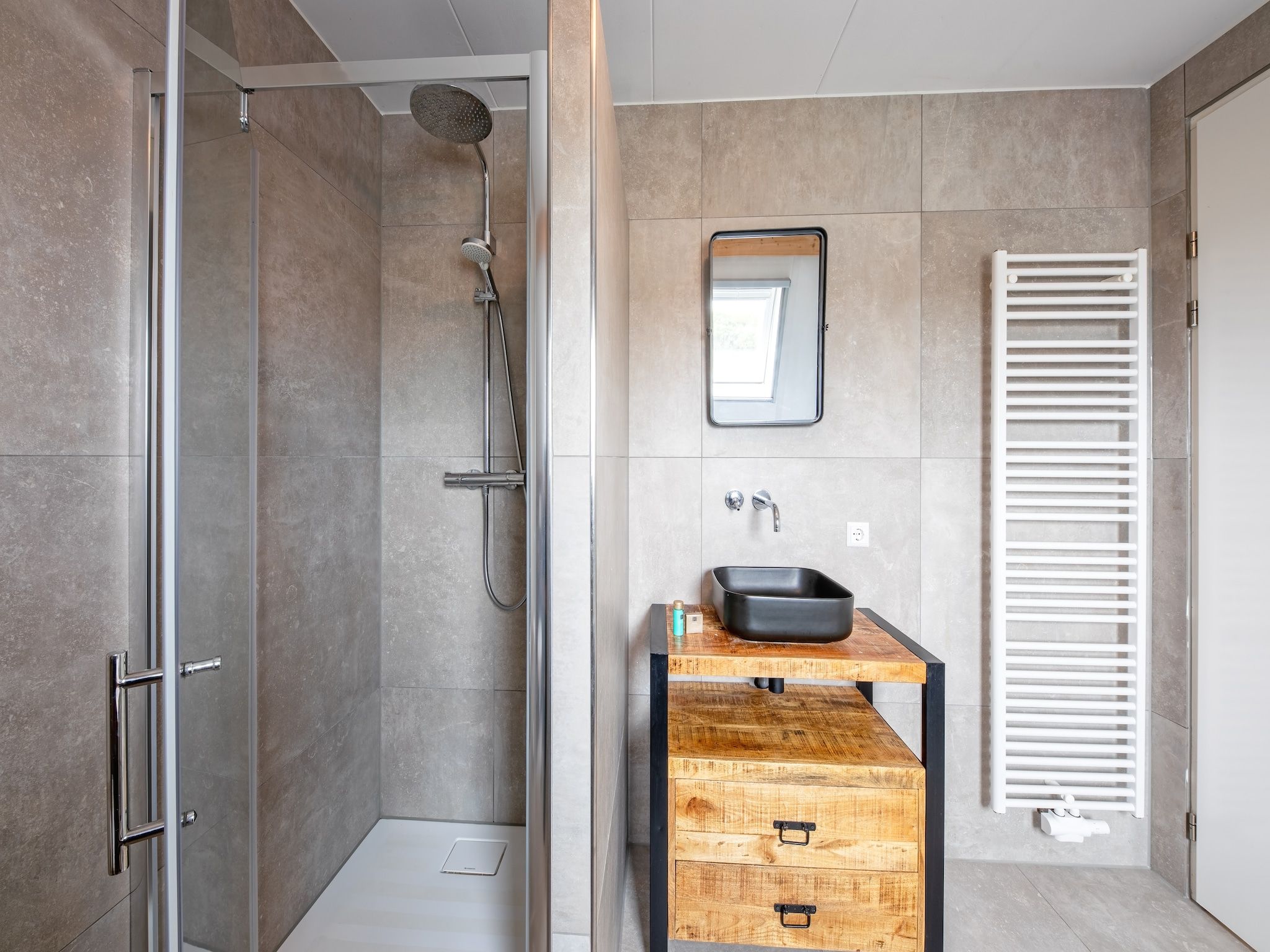 De badkamer van Wulpenweid 10 in Den Burg