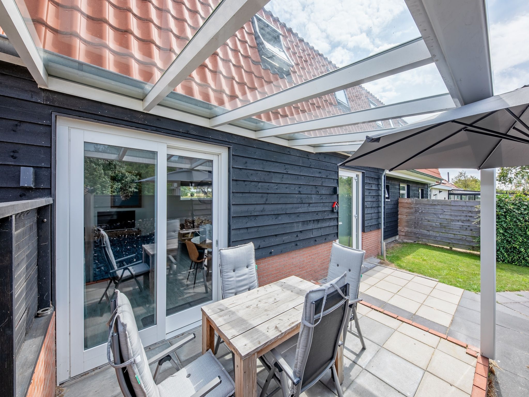 Het terras van Wulpenweid 10 in Den Burg