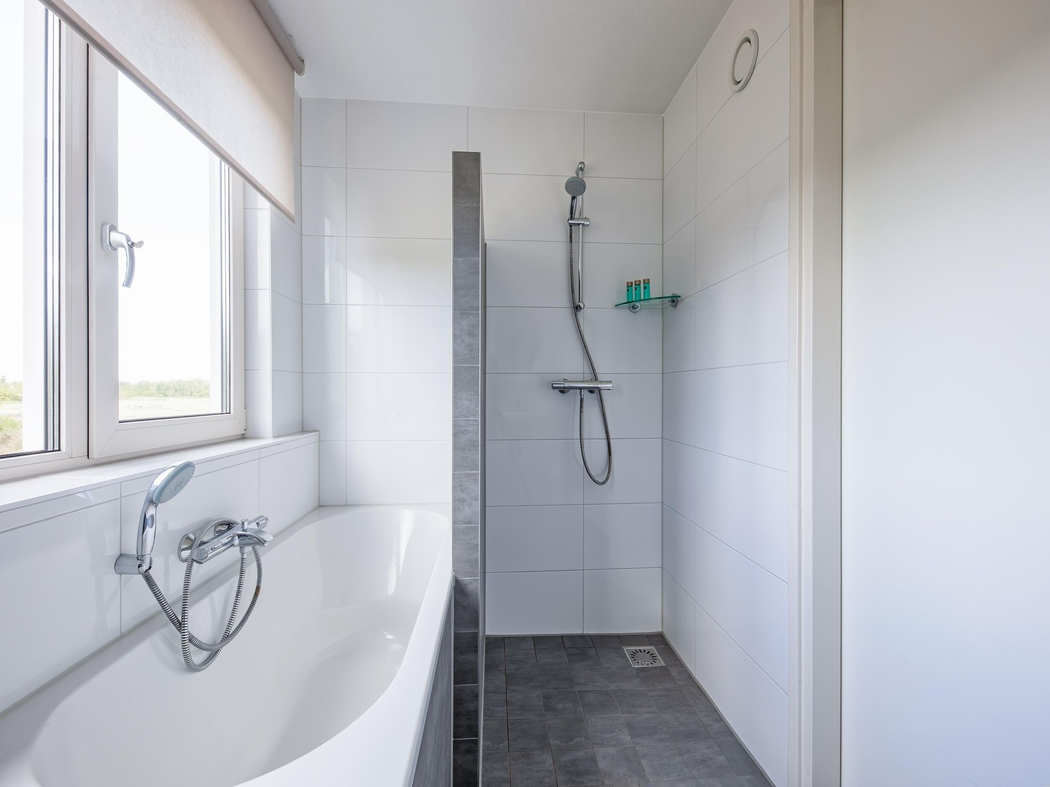 De badkamer van Wulpenweid 12A in Den Burg