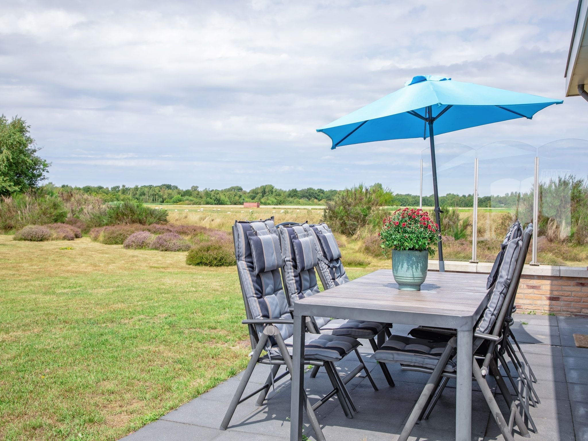 Het terras van Wulpenweid 12A in Den Burg