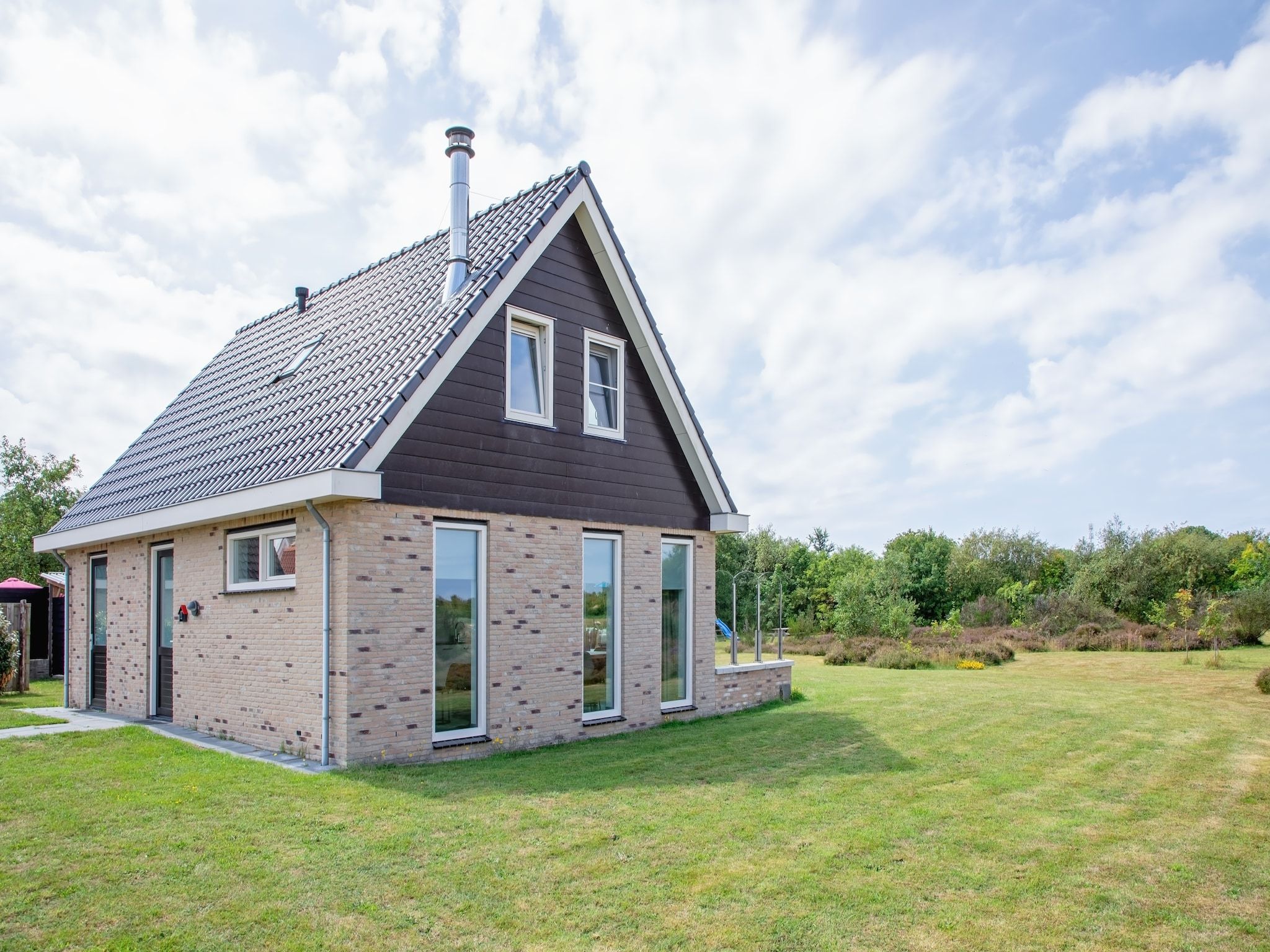 De tuin van Wulpenweid 12A in Den Burg