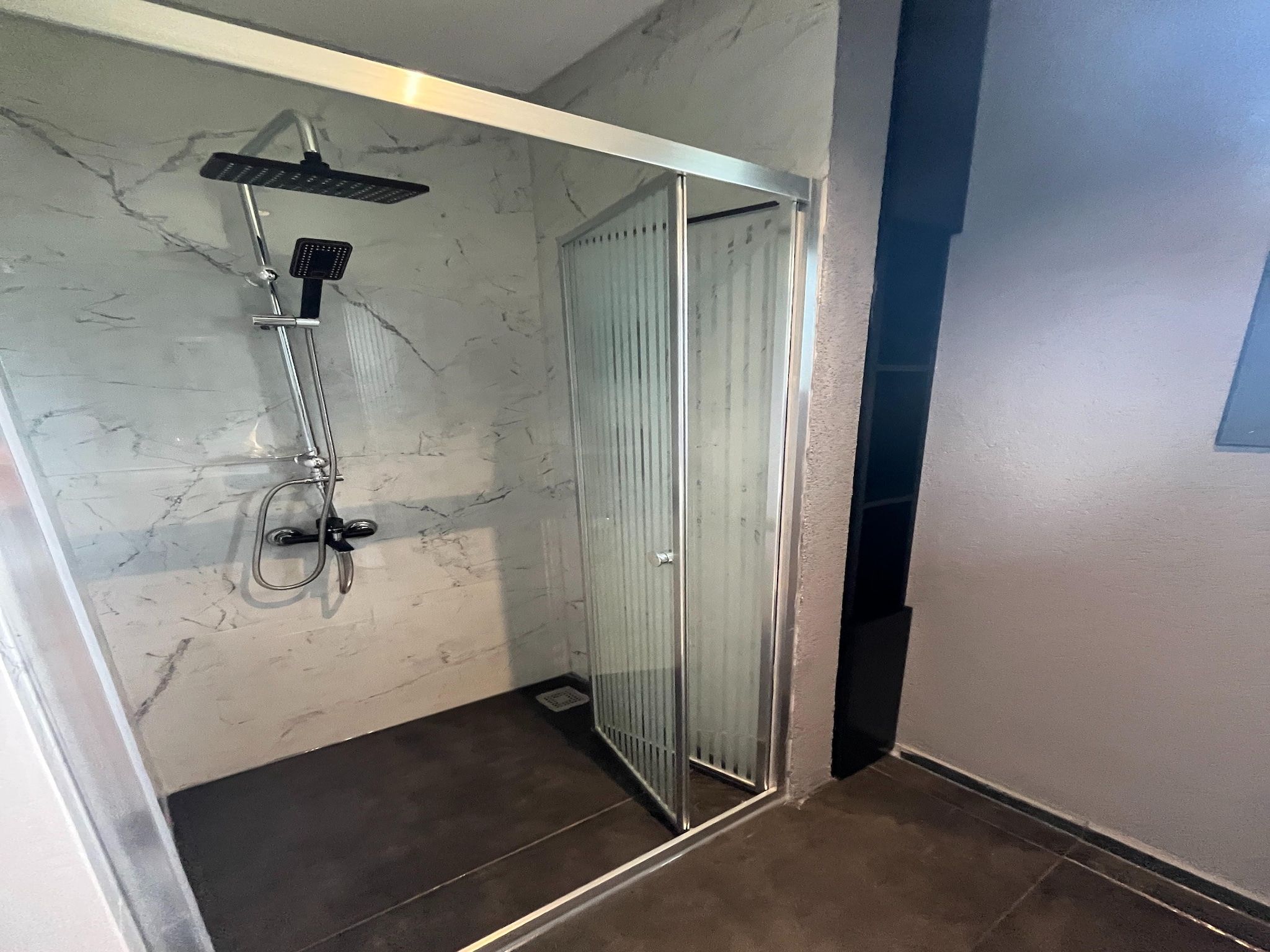 De badkamer van Recreatiepark Rhederlaagse Meren 19 in Lathum