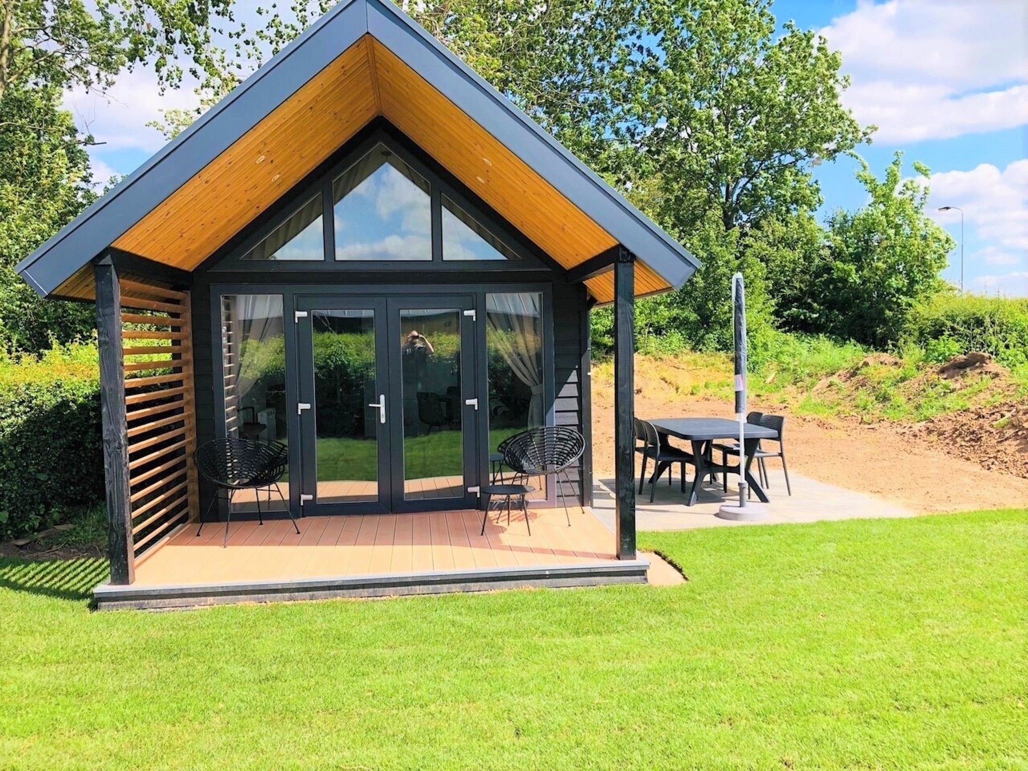 Het terras van Recreatiepark Rhederlaagse Meren 20 in Lathum