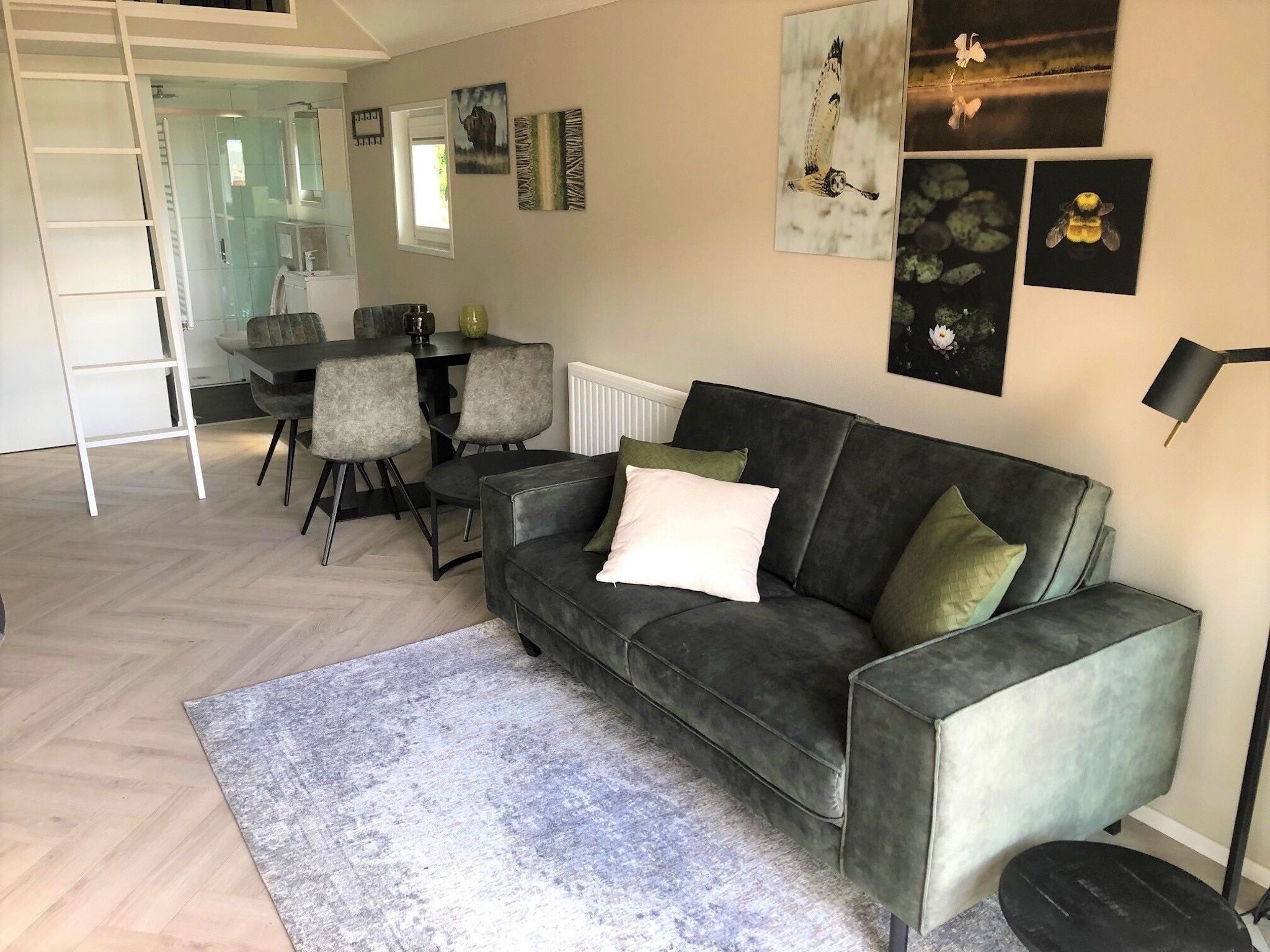 De woonkamer van Recreatiepark Rhederlaagse Meren 20 in Lathum