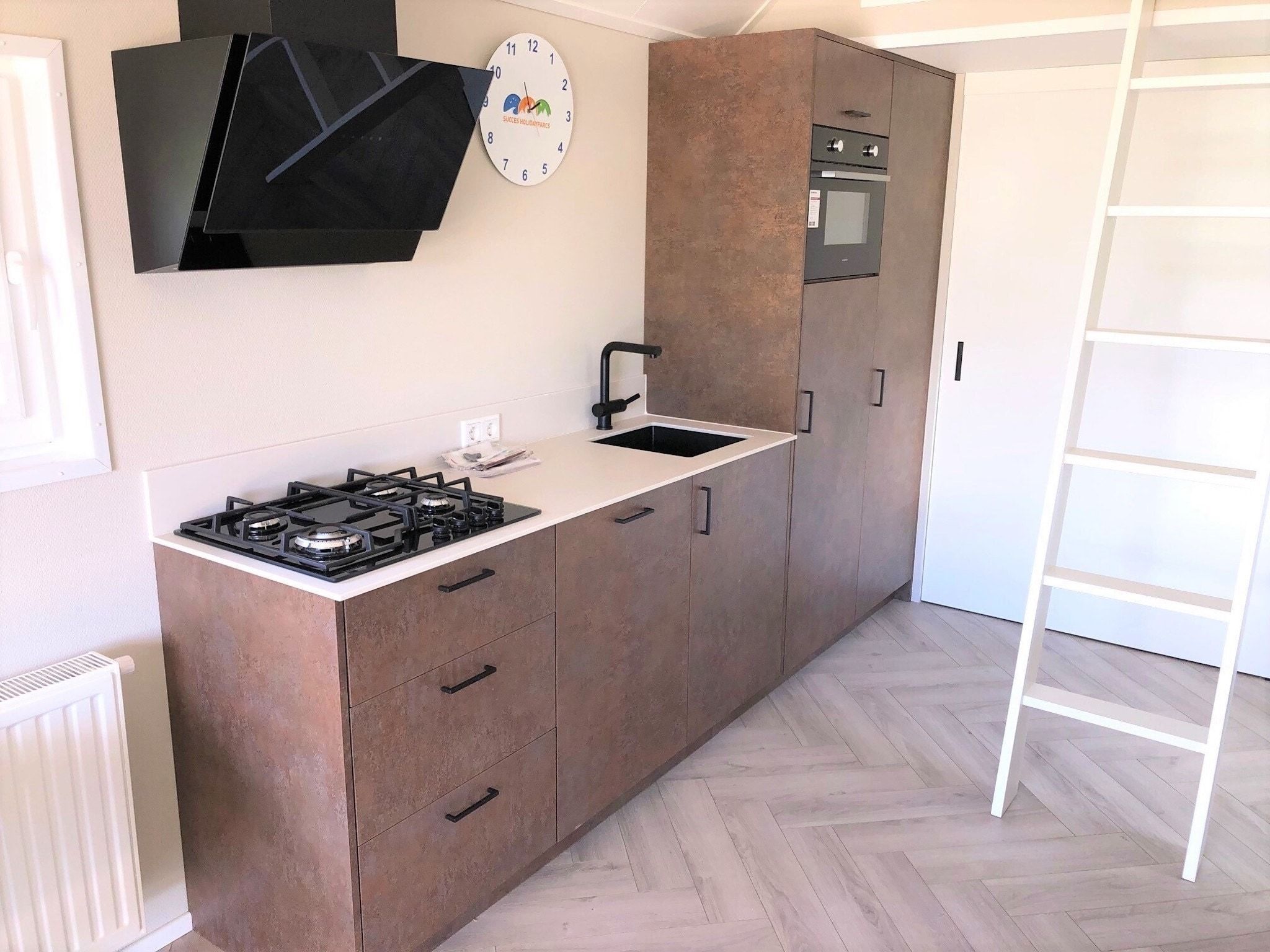 De keuken van Recreatiepark Rhederlaagse Meren 20 in Lathum