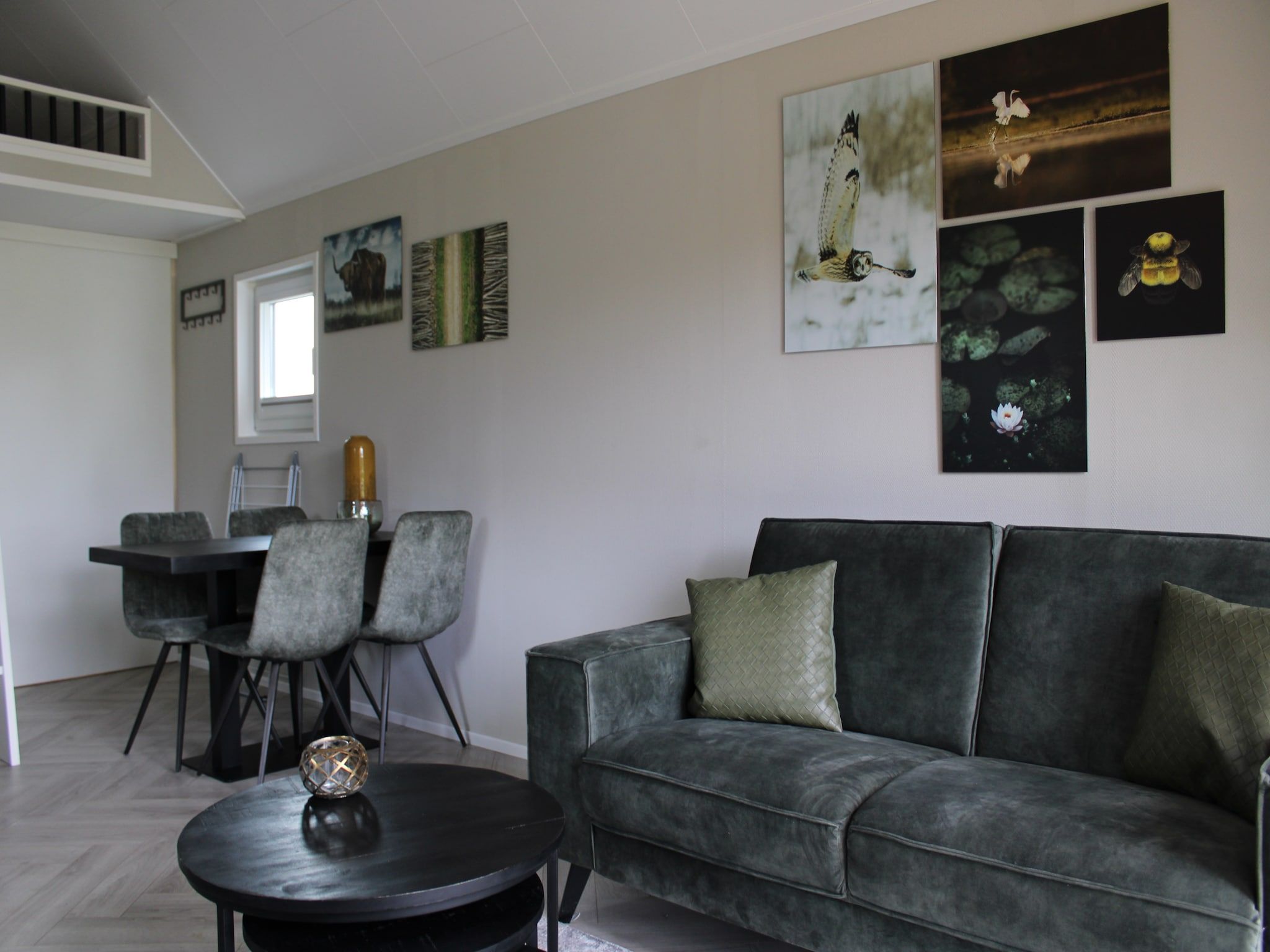 De woonkamer van Recreatiepark Rhederlaagse Meren 20 in Lathum