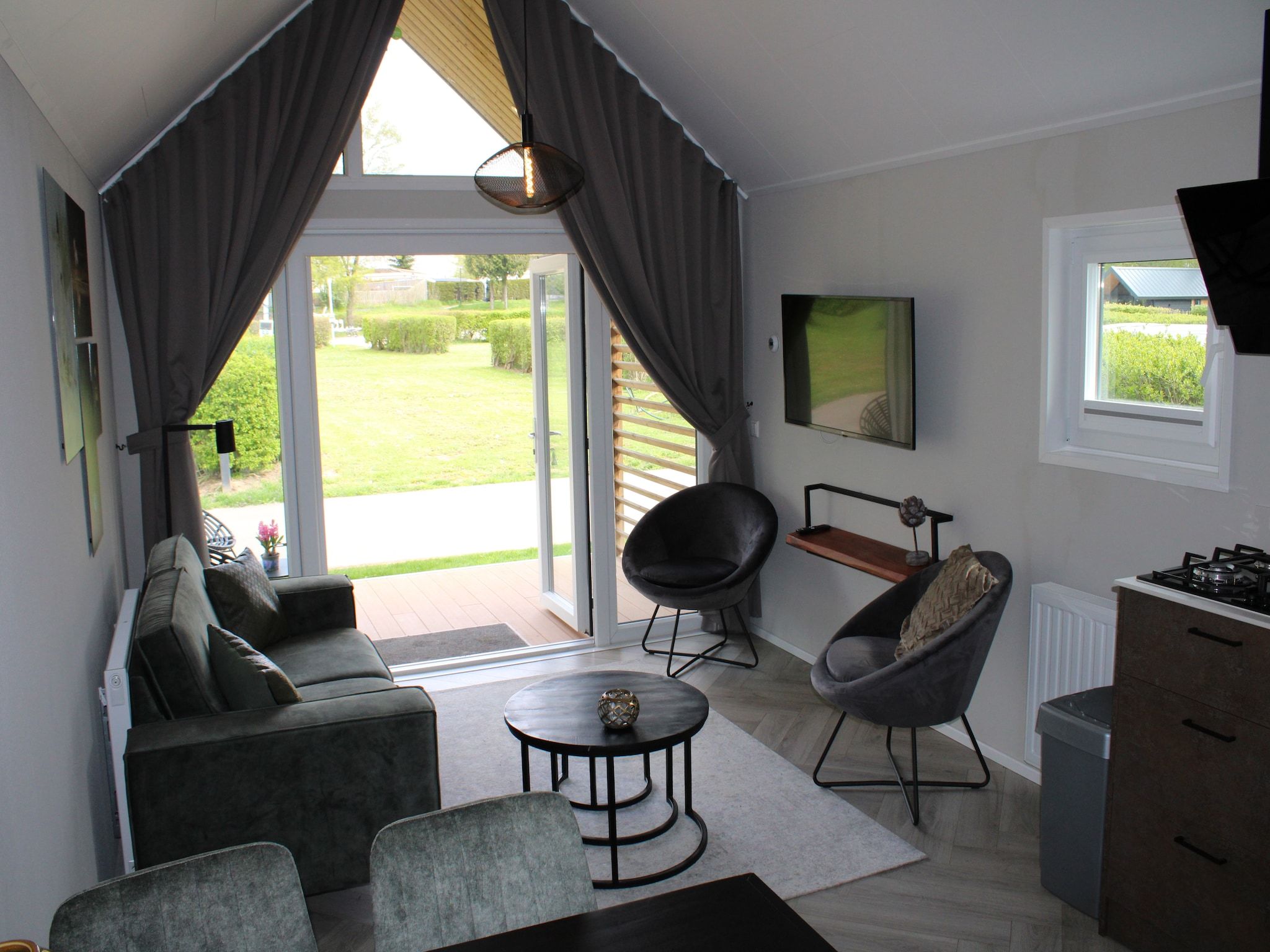 De woonkamer van Recreatiepark Rhederlaagse Meren 20 in Lathum