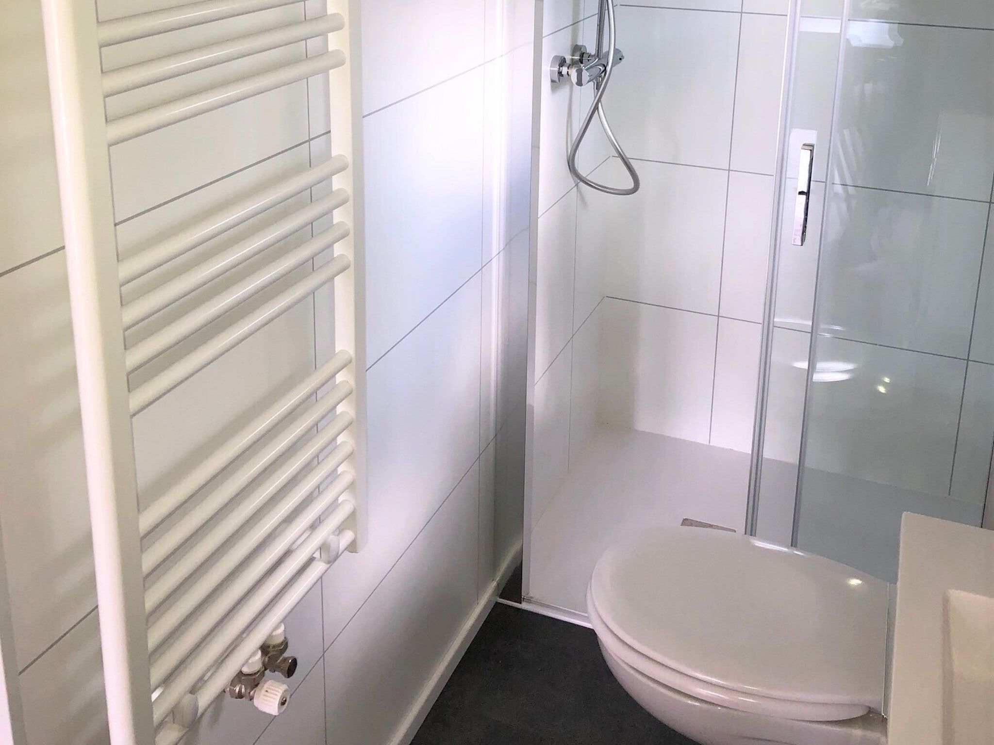 De badkamer van Recreatiepark Rhederlaagse Meren 20 in Lathum