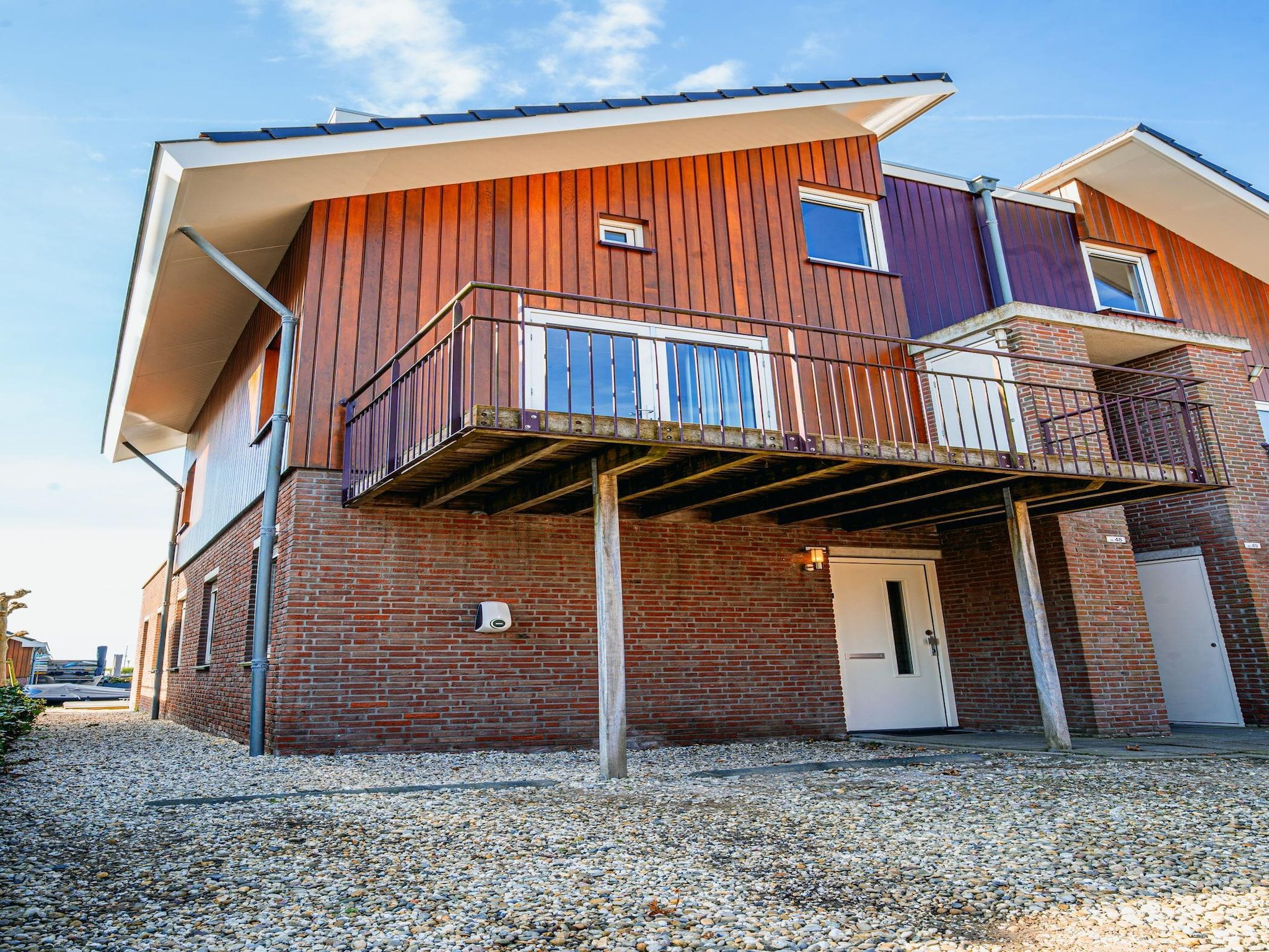 De buitenkant van Waterpark de Meerparel 13 in Uitgeest