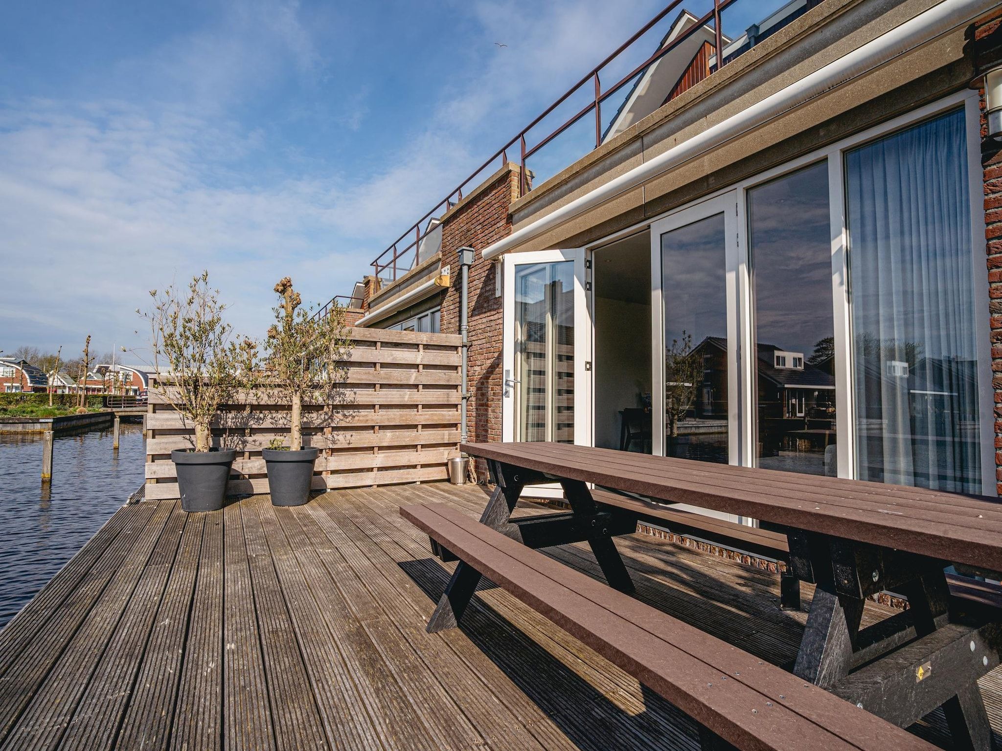 Het terras van Waterpark de Meerparel 13 in Uitgeest