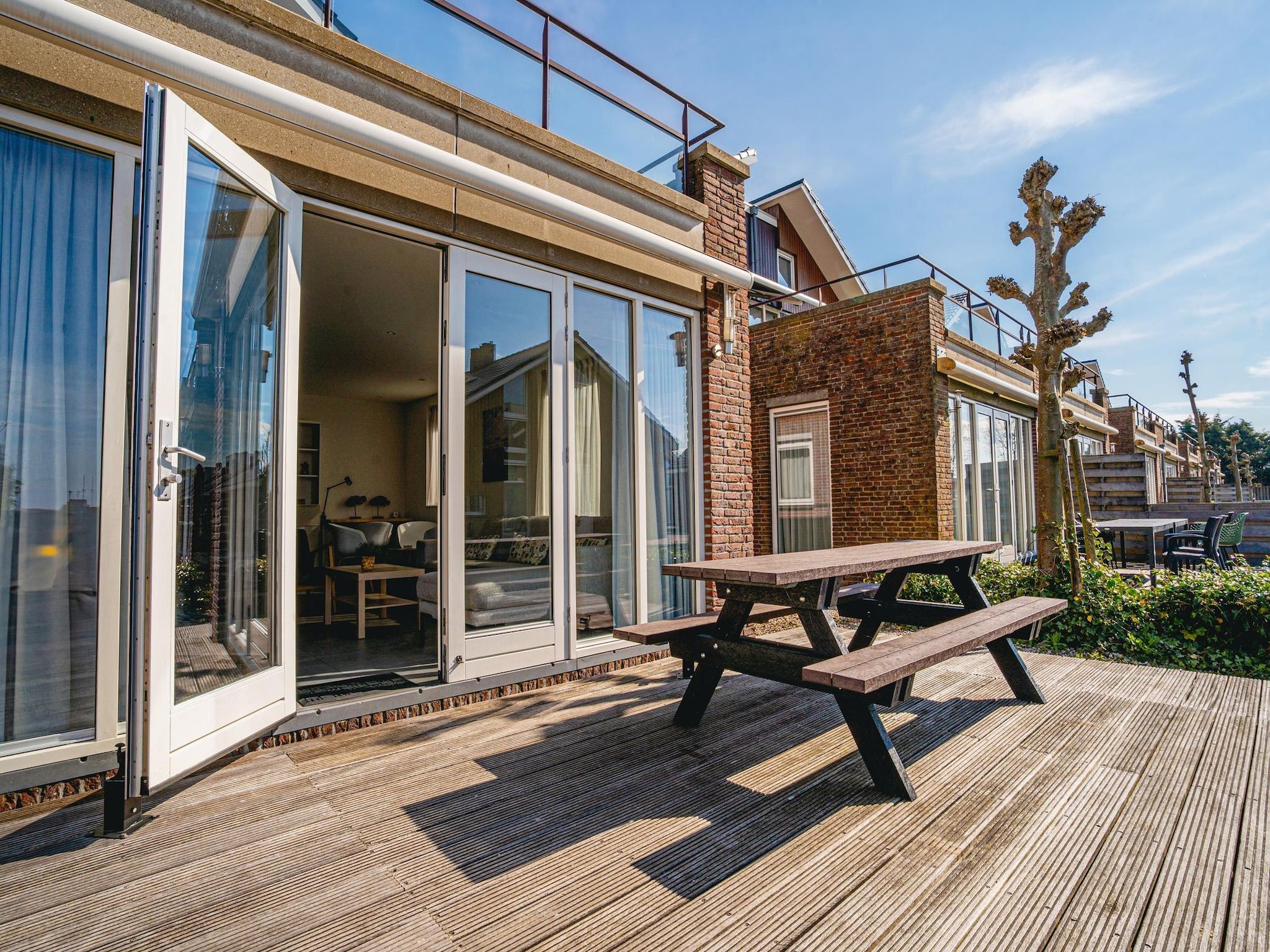 Het terras van Waterpark de Meerparel 13 in Uitgeest