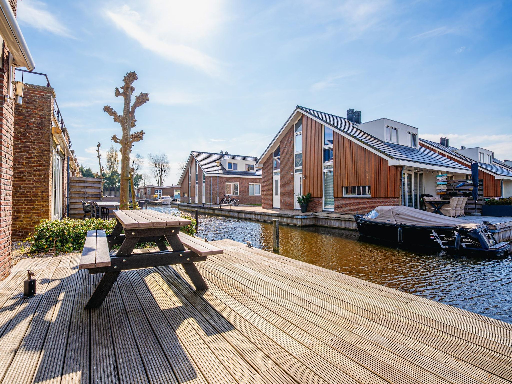 Het terras van Waterpark de Meerparel 13 in Uitgeest
