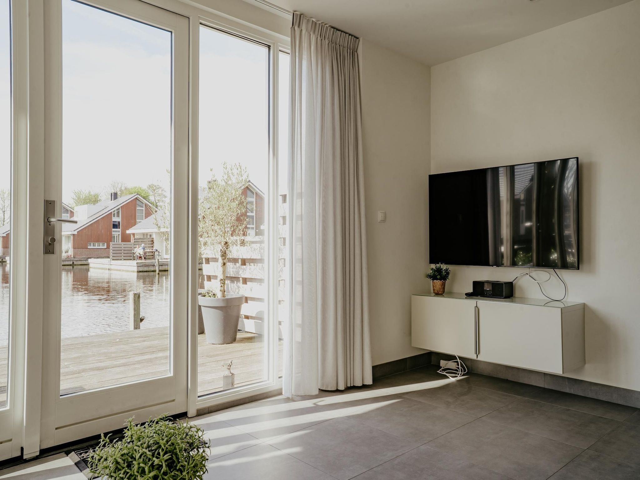 De woonkamer van Waterpark de Meerparel 13 in Uitgeest