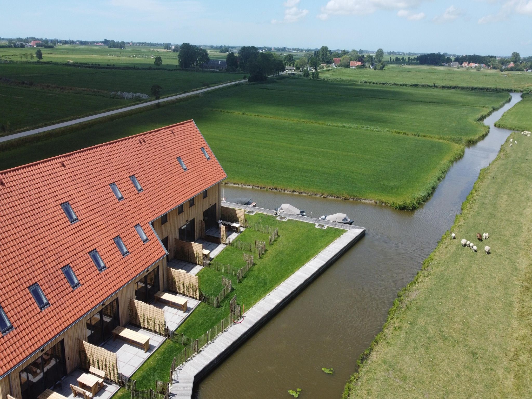 De buitenkant van Friese Villa - 6 persoons met sloep optioneel bij te boeken in Leons