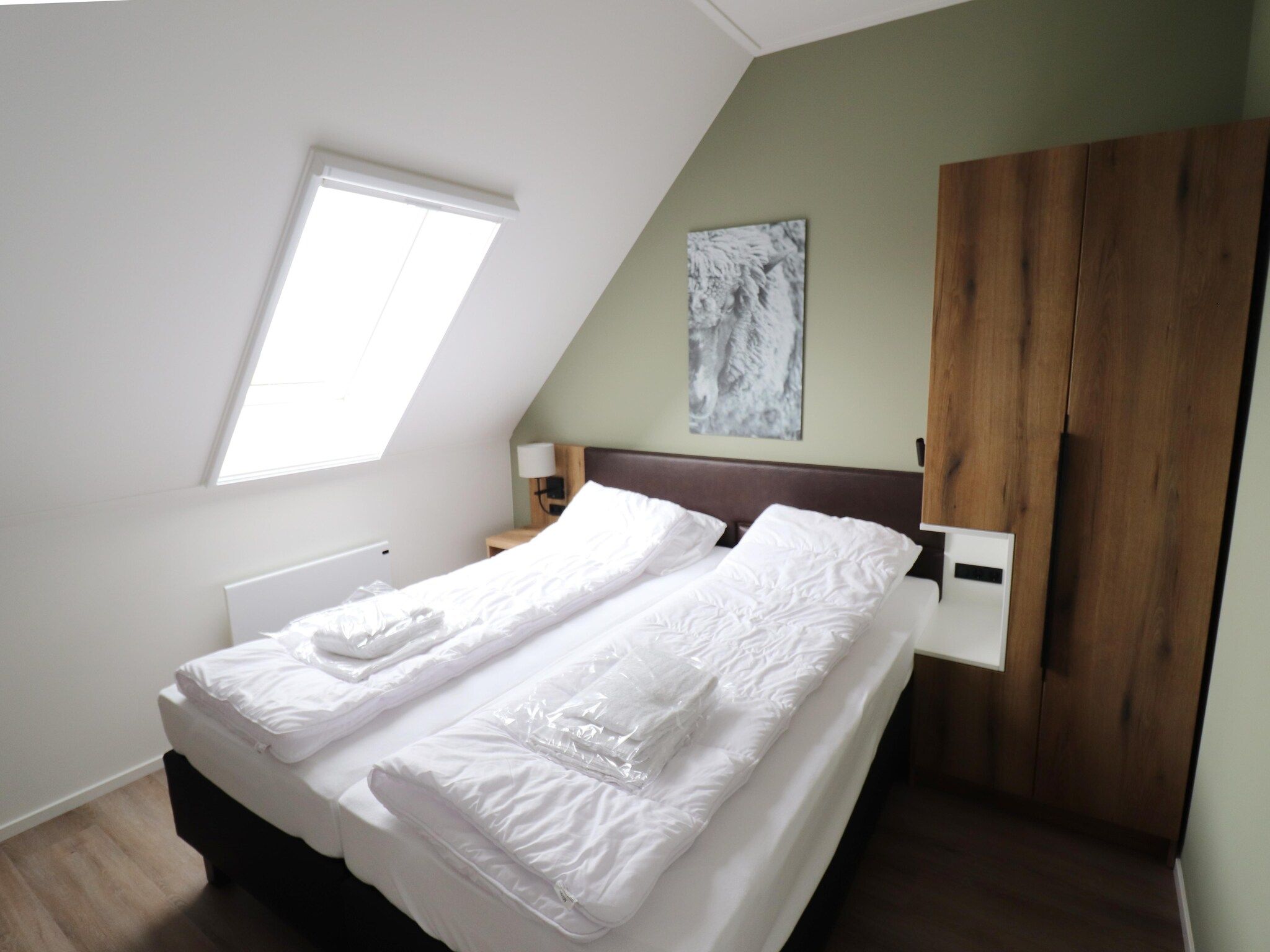 Een slaapkamer van Friese Villa - 6 persoons met sloep optioneel bij te boeken in Leons