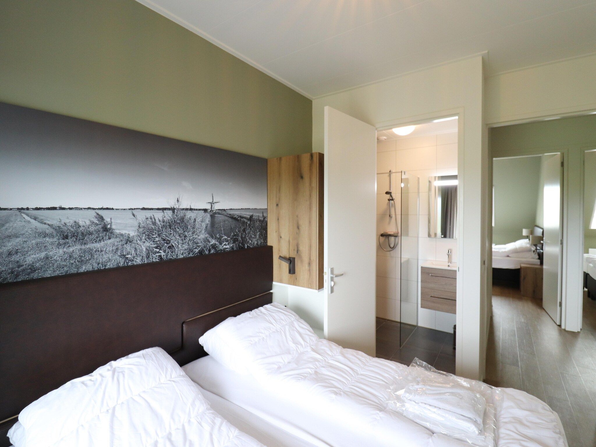 Een slaapkamer van Friese Villa - 6 persoons met sloep optioneel bij te boeken in Leons