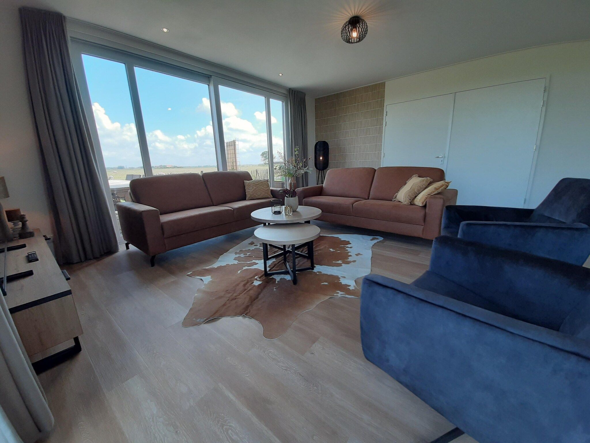 De woonkamer van Friese Villa 6 pers met sloep optioneel bij te boeken in Leons