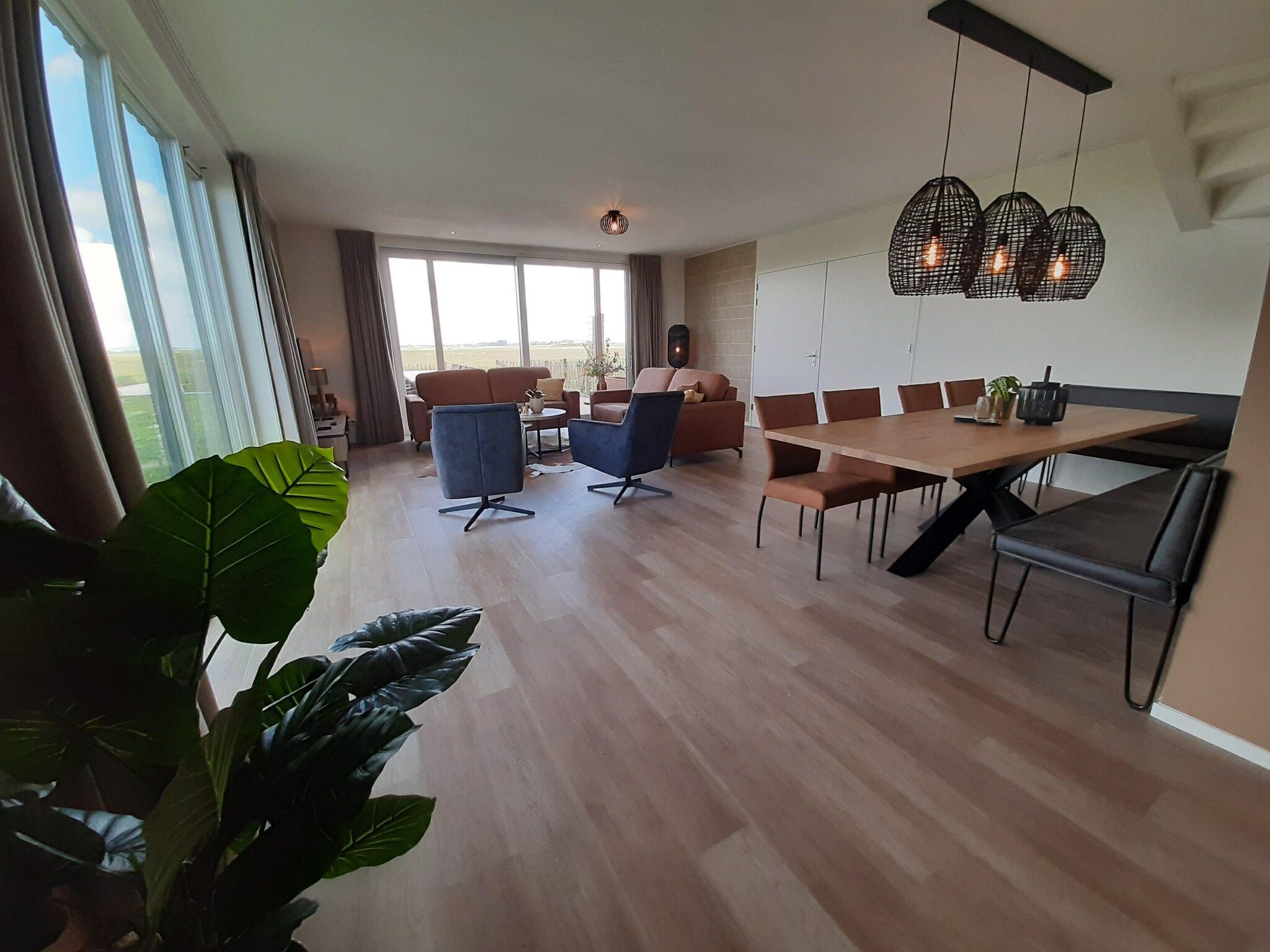 De eetkamer van Friese Villa 6 pers met sloep optioneel bij te boeken in Leons