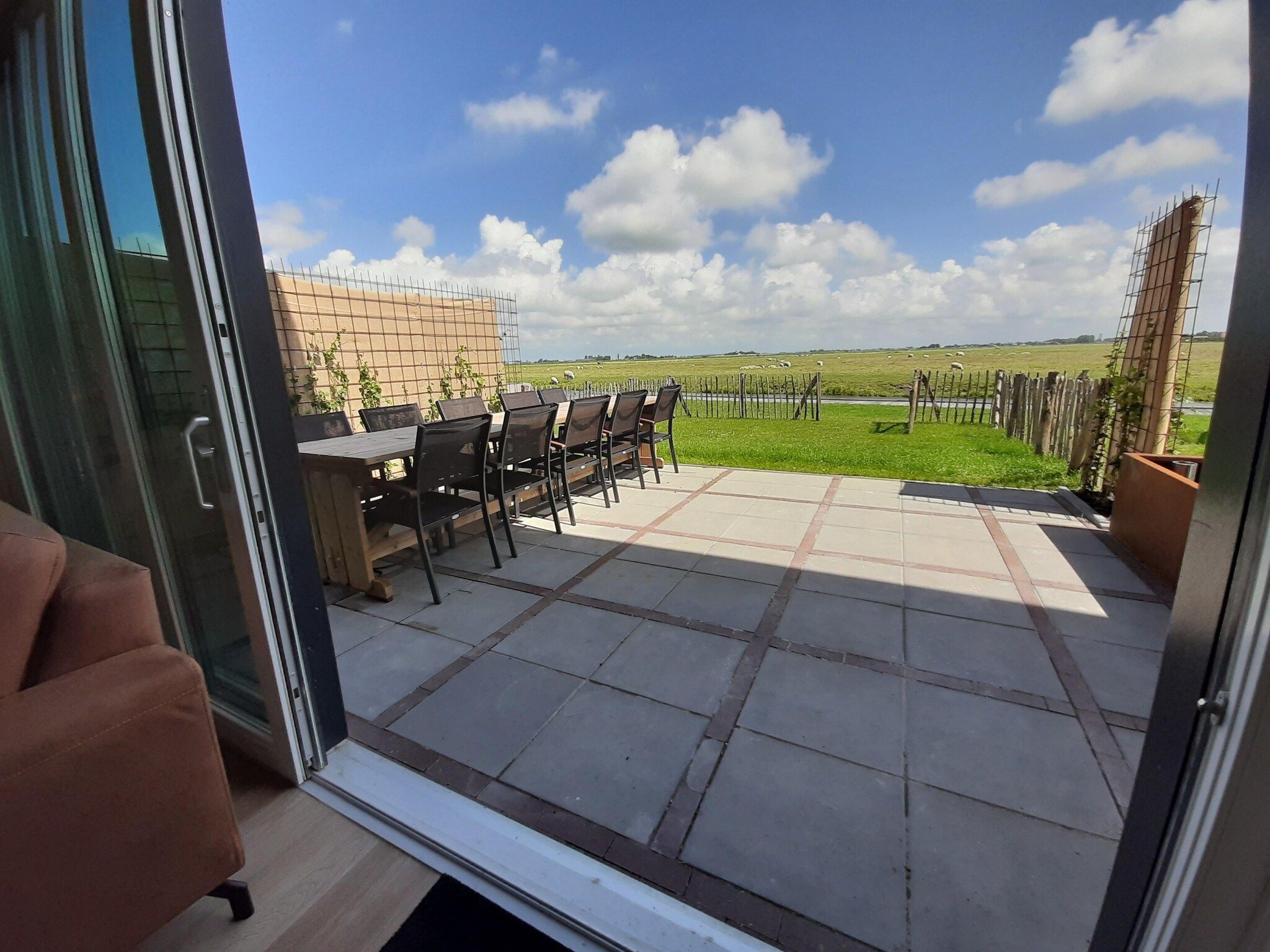 De tuin van Friese Villa 6 pers met sloep optioneel bij te boeken in Leons