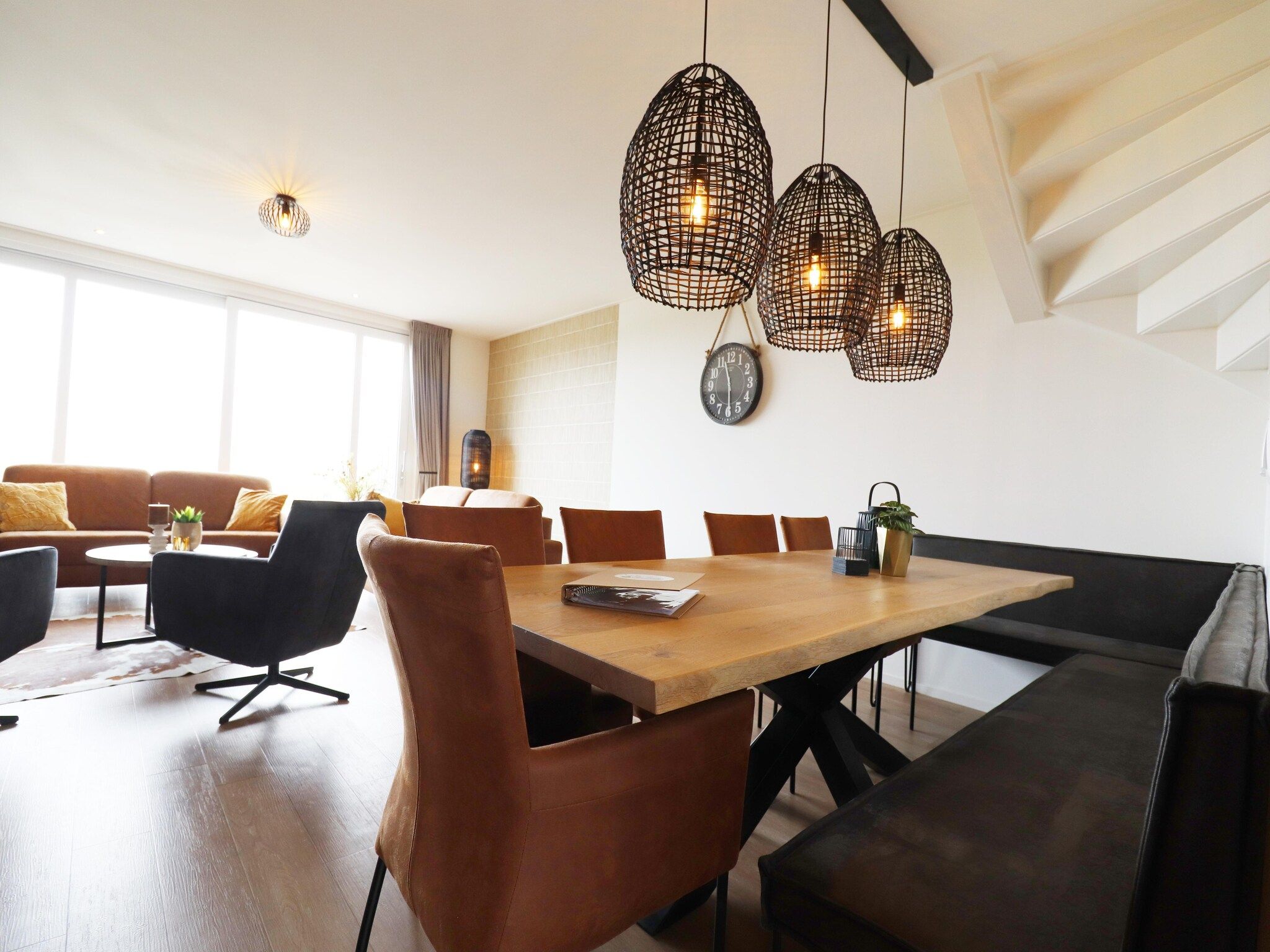 De eetkamer van Friese Villa 6 pers met sloep optioneel bij te boeken in Leons