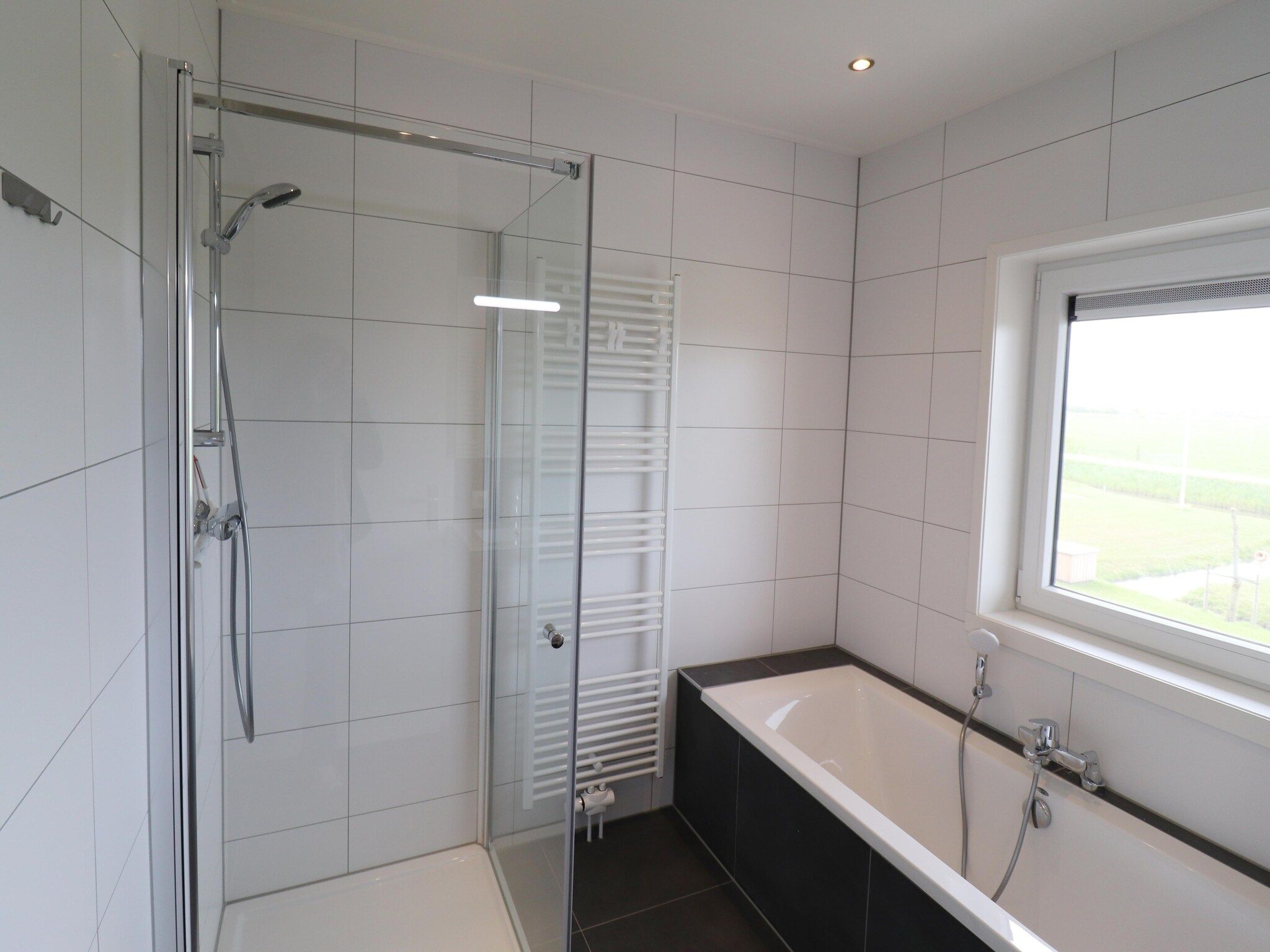 De badkamer van Friese Villa 6 pers met sloep optioneel bij te boeken in Leons