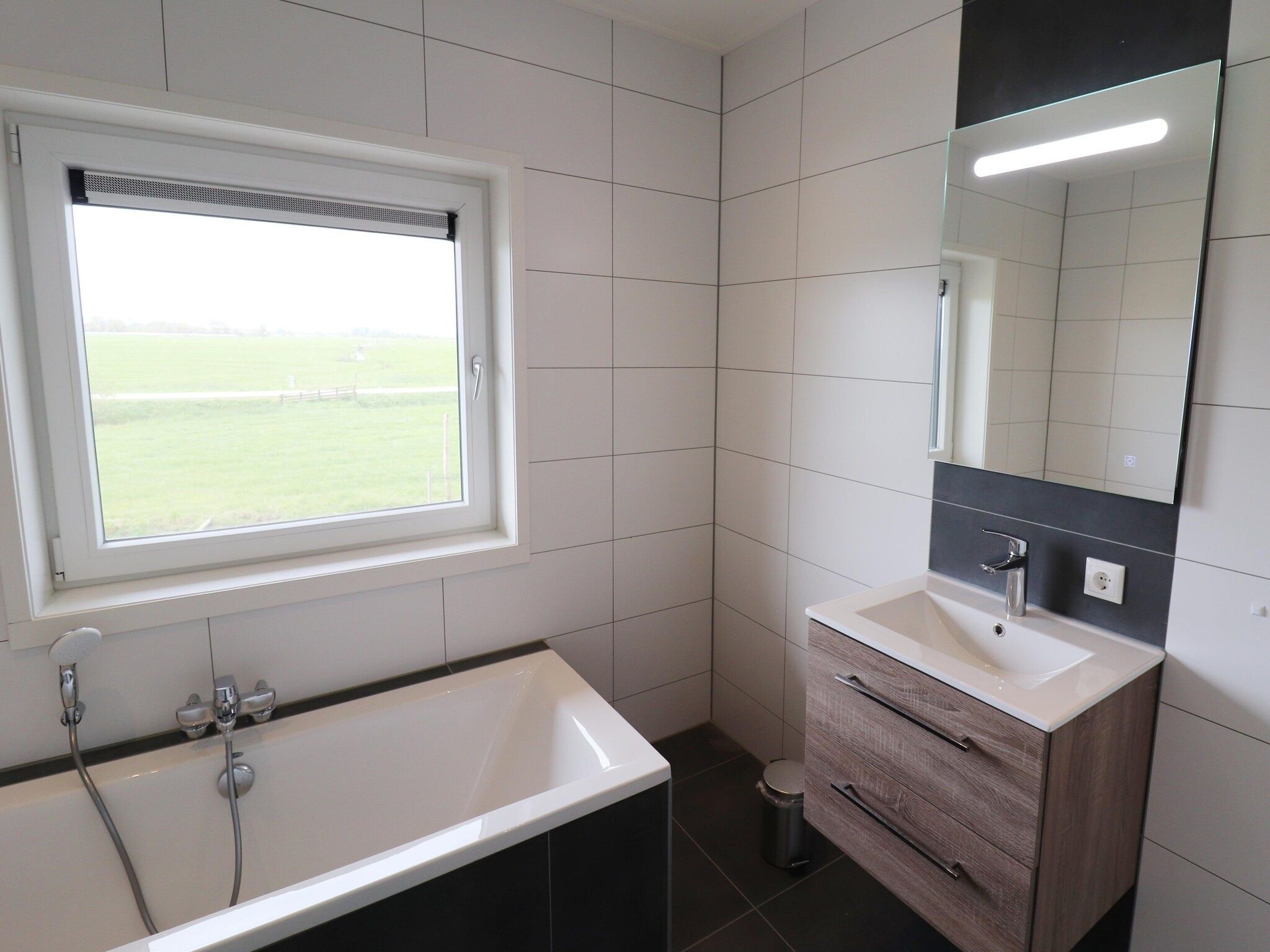 De badkamer van Friese Villa 6 pers met sloep optioneel bij te boeken in Leons