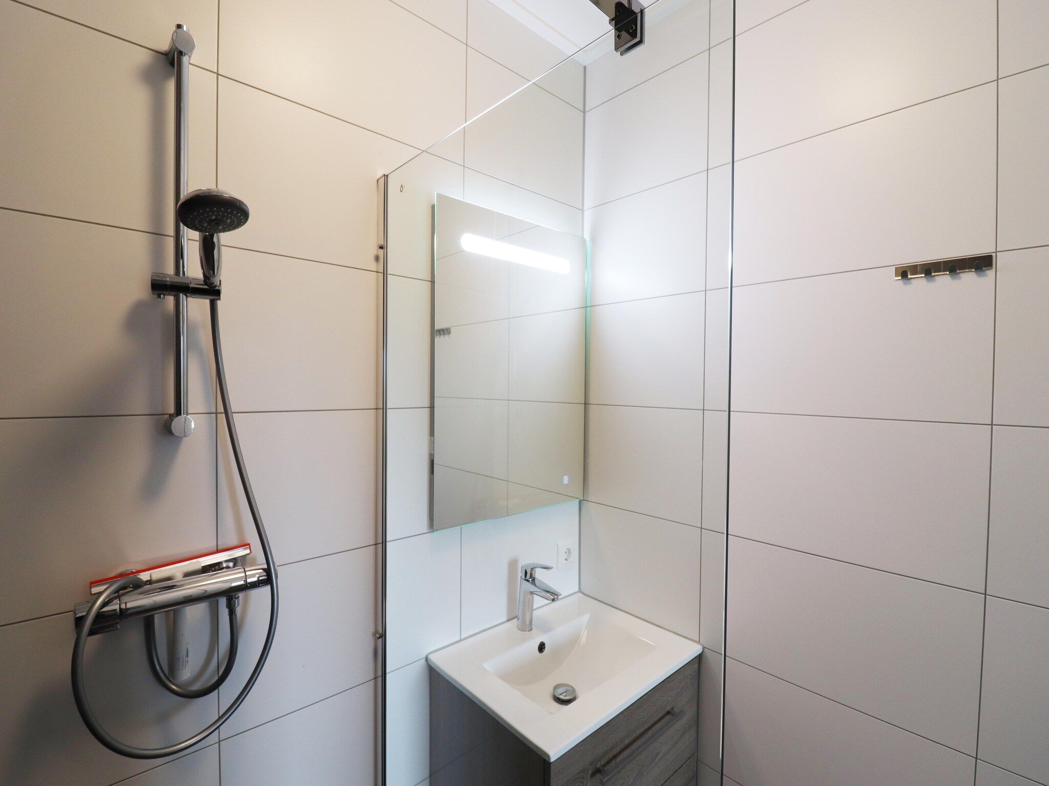 De badkamer van Friese Villa 6 pers met sloep optioneel bij te boeken in Leons