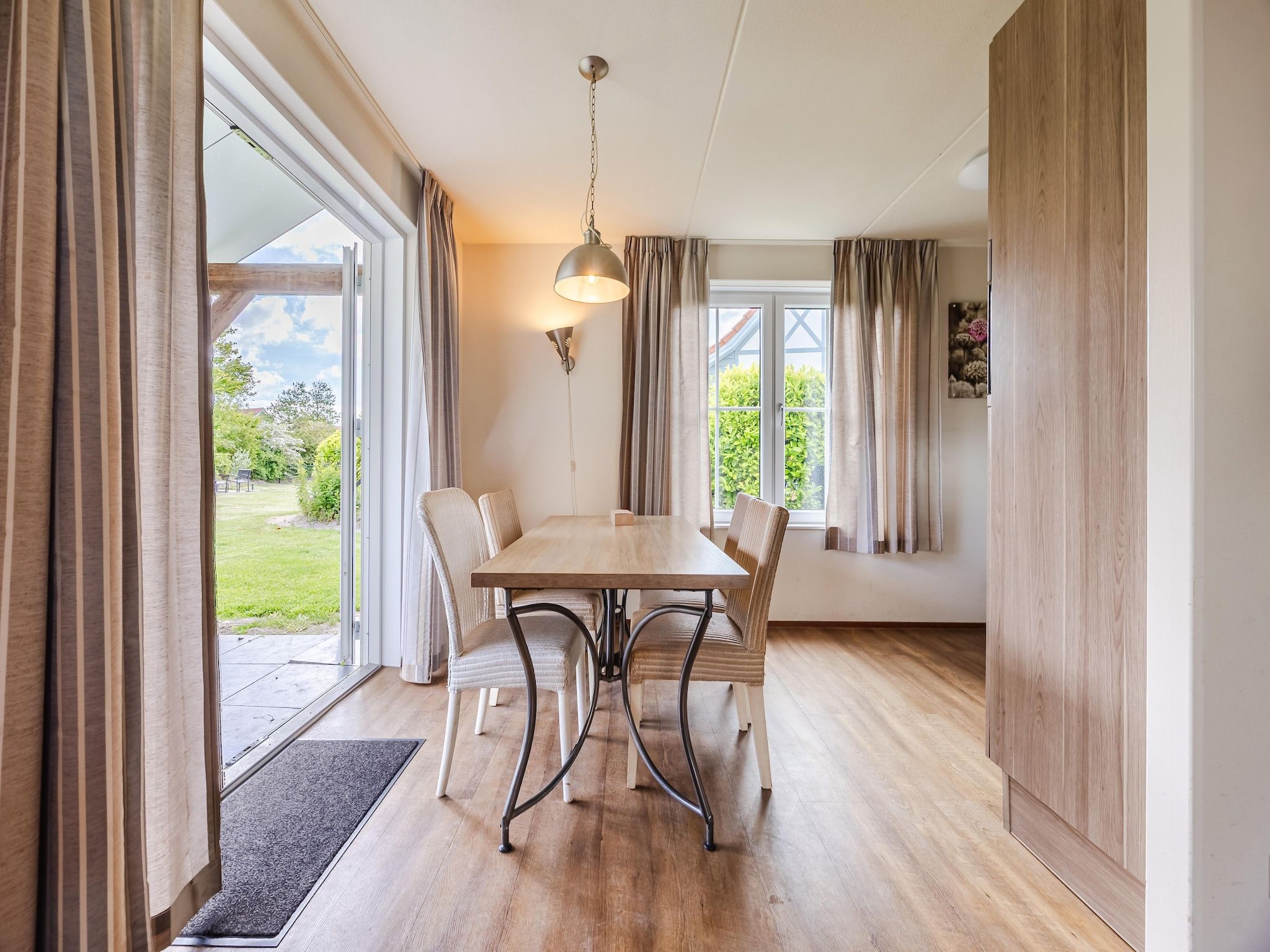 De eetkamer van Noordzee Residence Cadzand-Bad 29 in Cadzand-Bad
