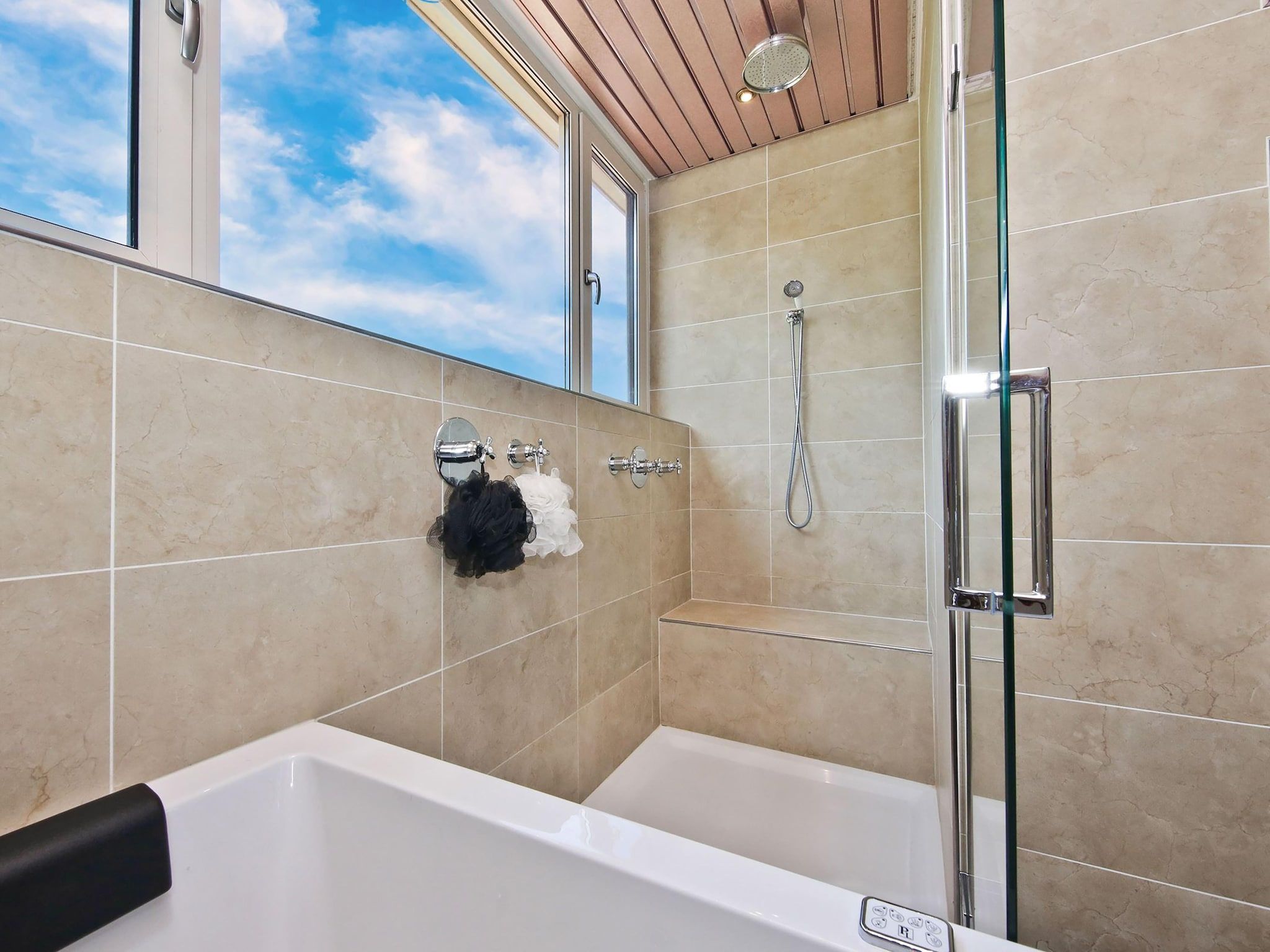 De badkamer van Karakteristiek landhuis met sauna in Noord-Holland