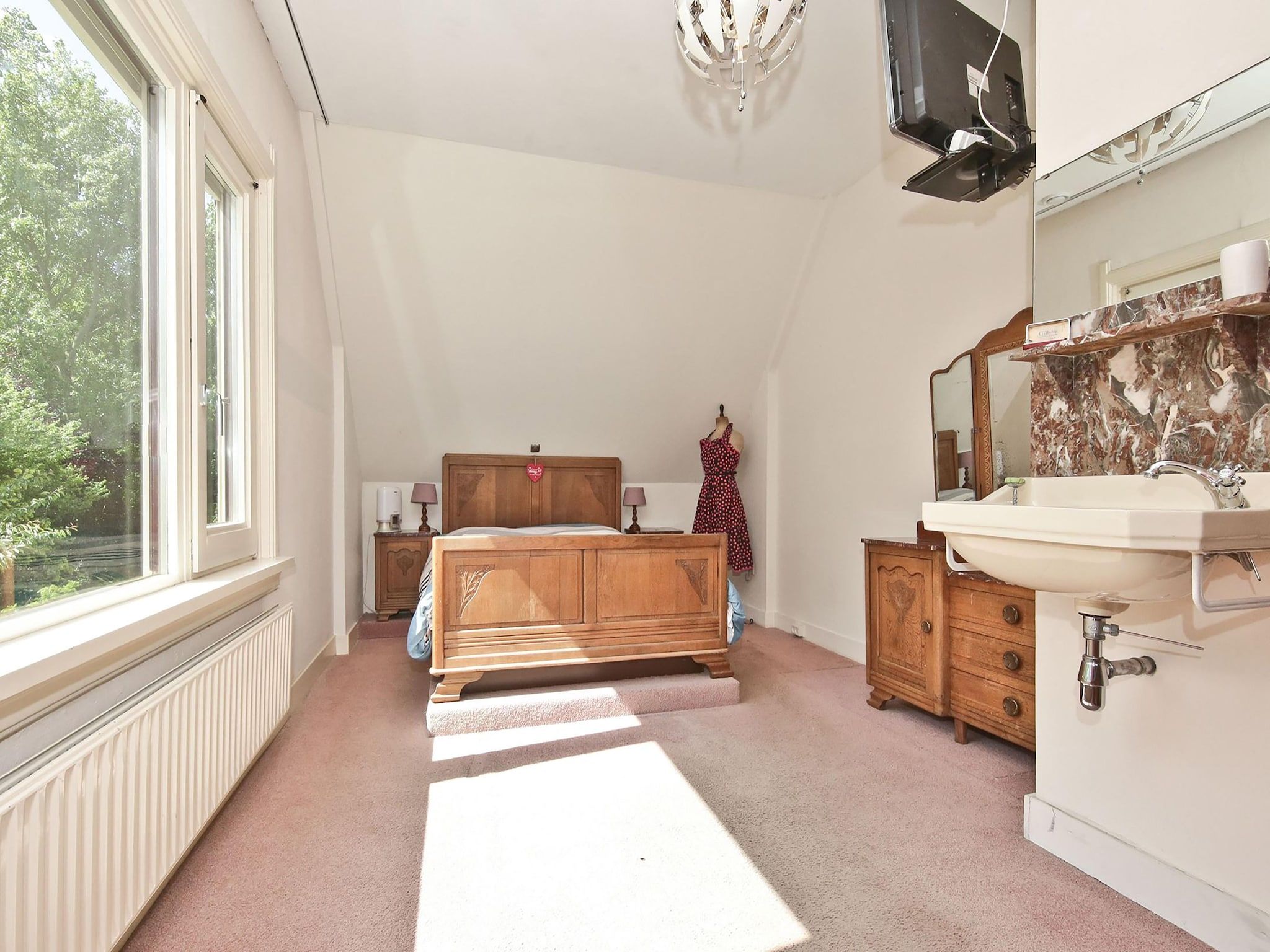 Een slaapkamer van Karakteristiek landhuis met sauna in Noord-Holland