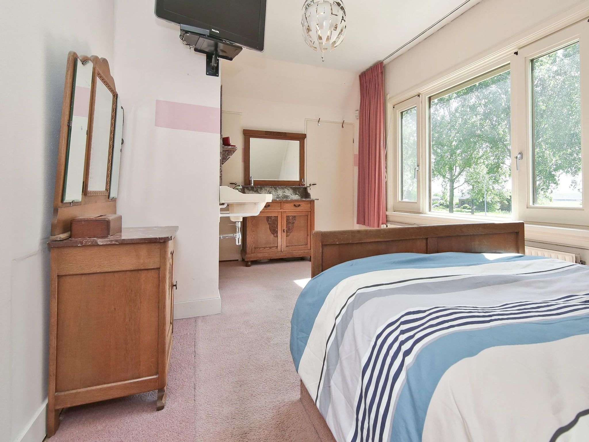 Een slaapkamer van Karakteristiek landhuis met sauna in Noord-Holland