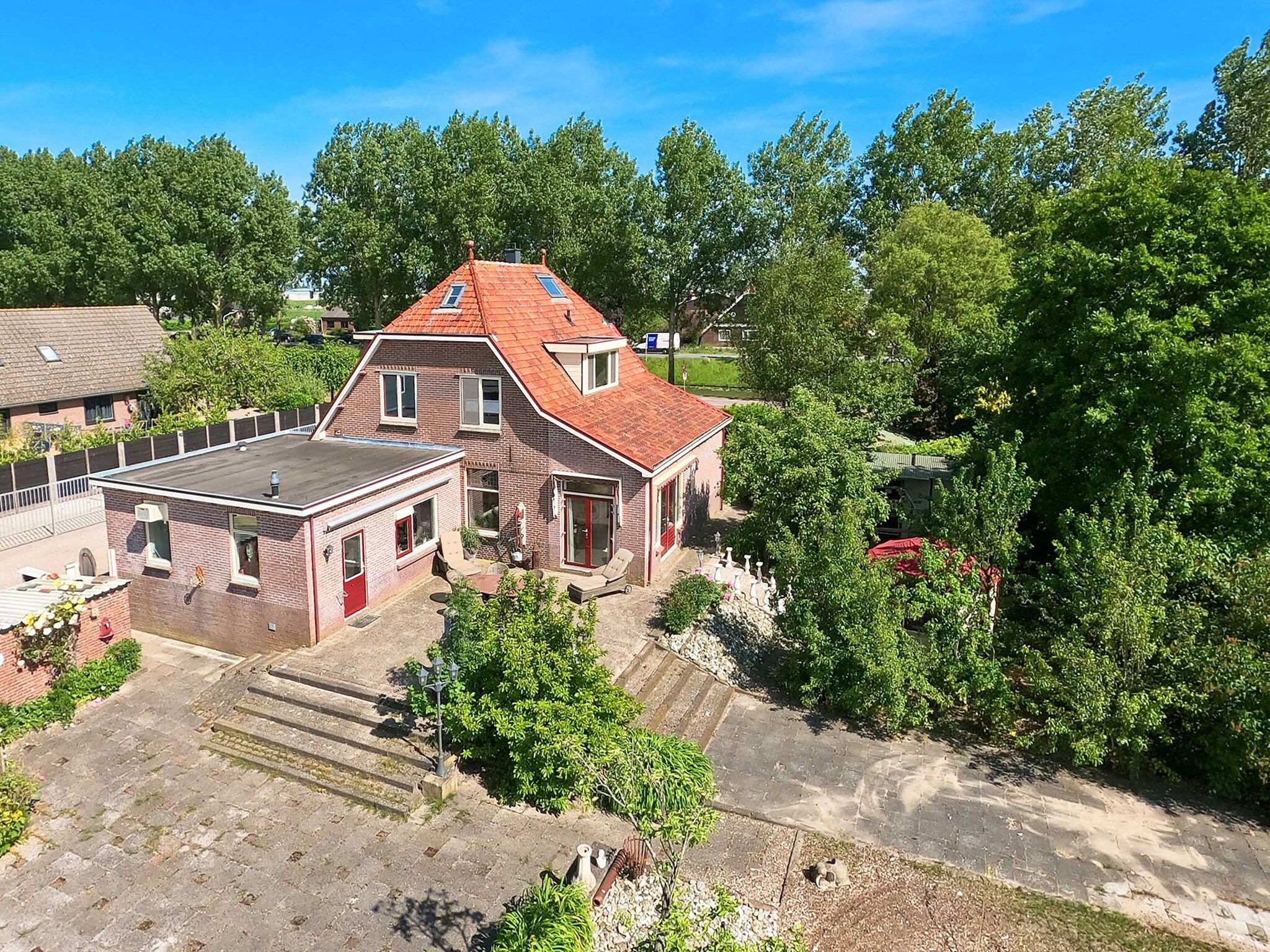 De tuin van Karakteristiek landhuis met sauna in Noord-Holland