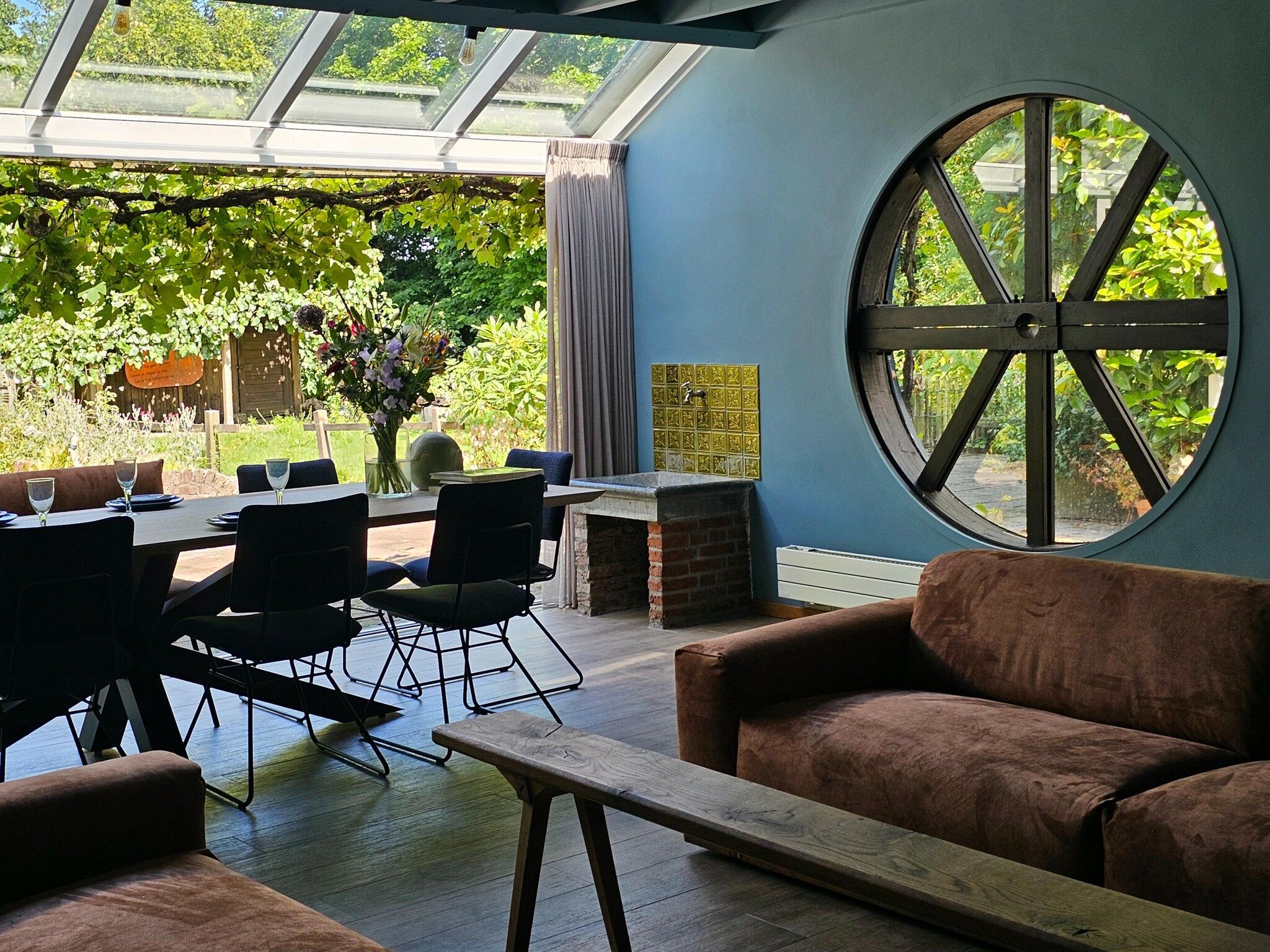 De woonkamer van Dorpswoning Het Tolhuis in Leende