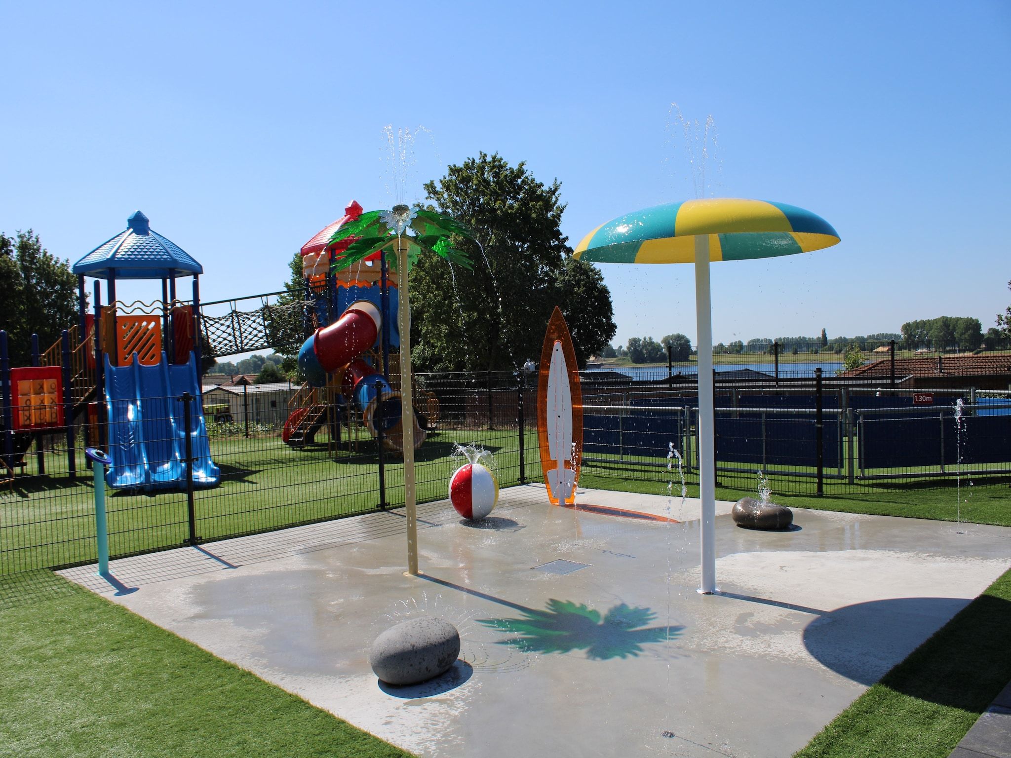 Parkfaciliteiten bij Recreatiepark Rhederlaagse Meren 21 in Lathum