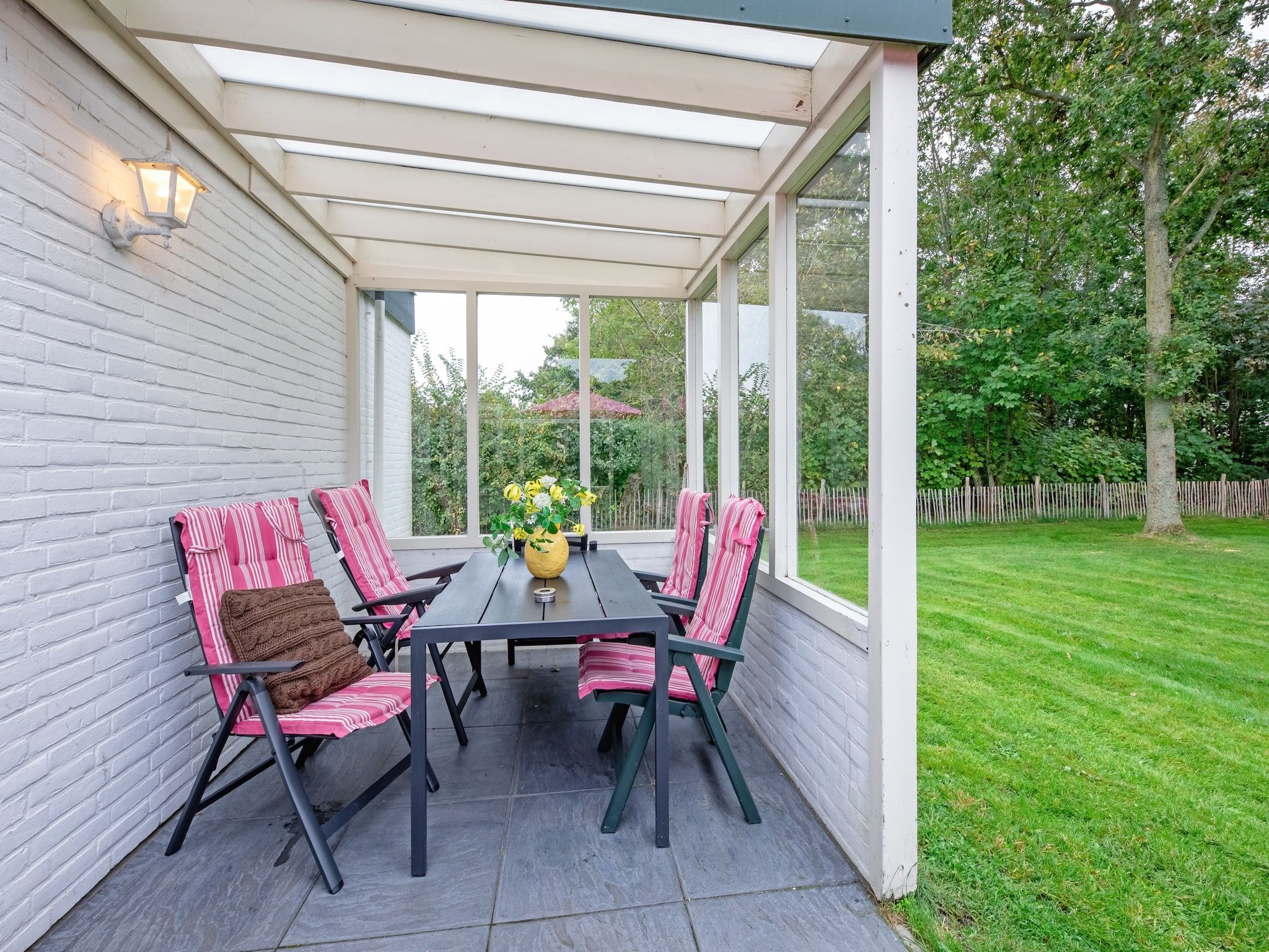 Het terras van De Parel 166 in Den Burg