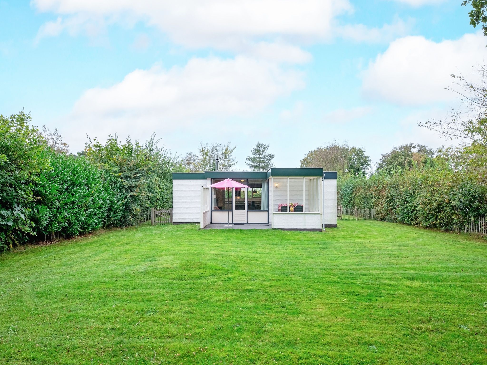 De tuin van De Parel 166 in Den Burg