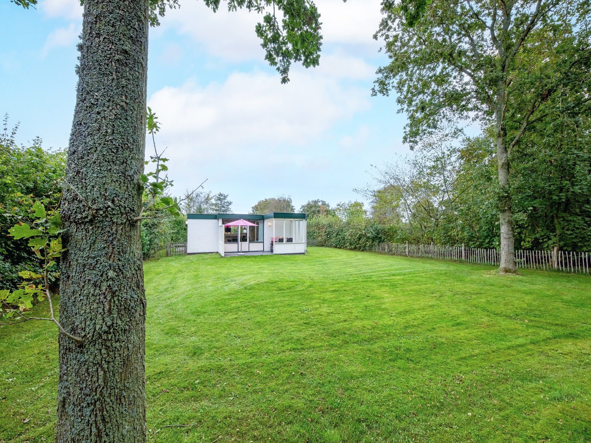 De tuin van De Parel 166 in Den Burg