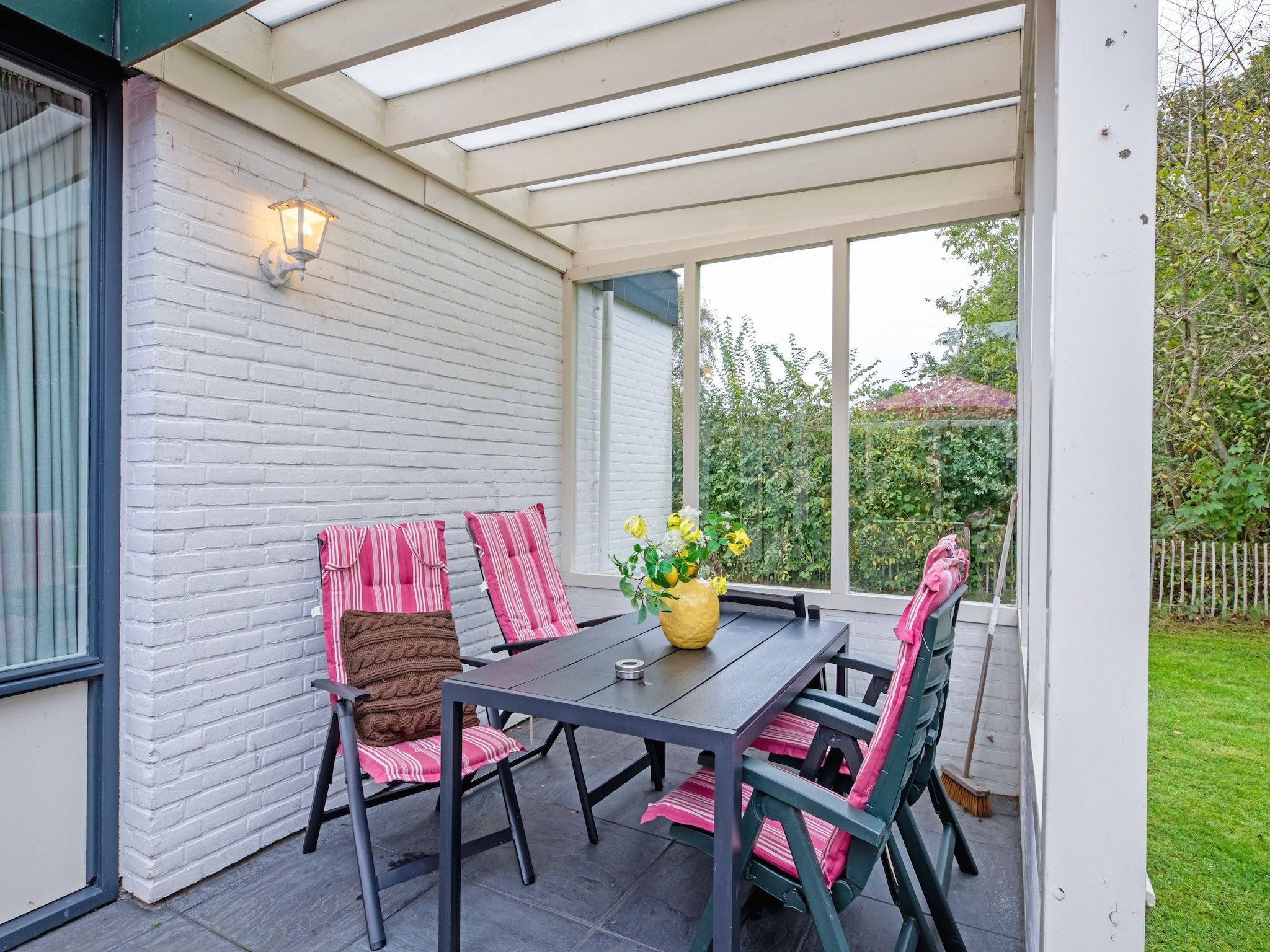 Het terras van De Parel 166 in Den Burg