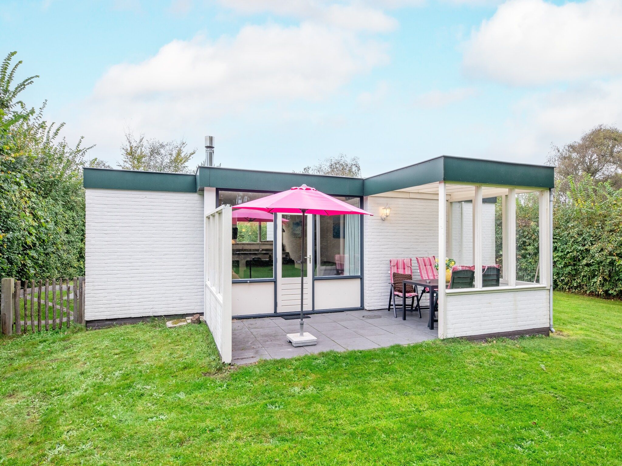 De buitenkant van De Parel 166 in Den Burg