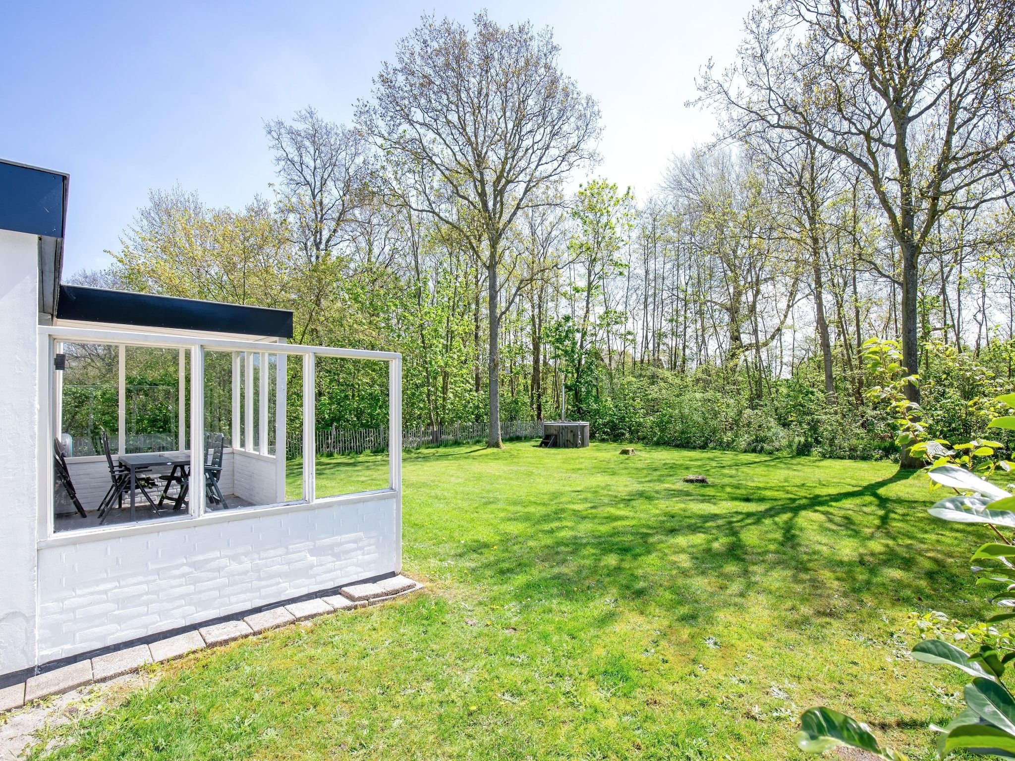 De tuin van De Parel 166 in Den Burg