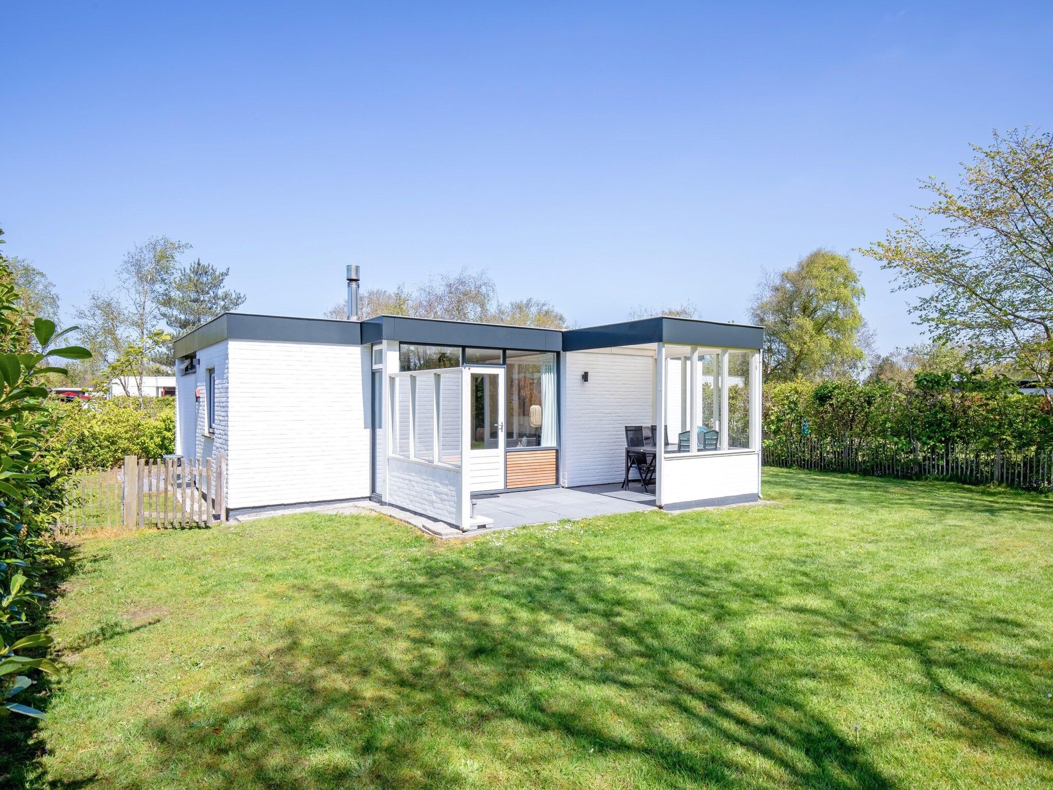 De buitenkant van De Parel 166 in Den Burg