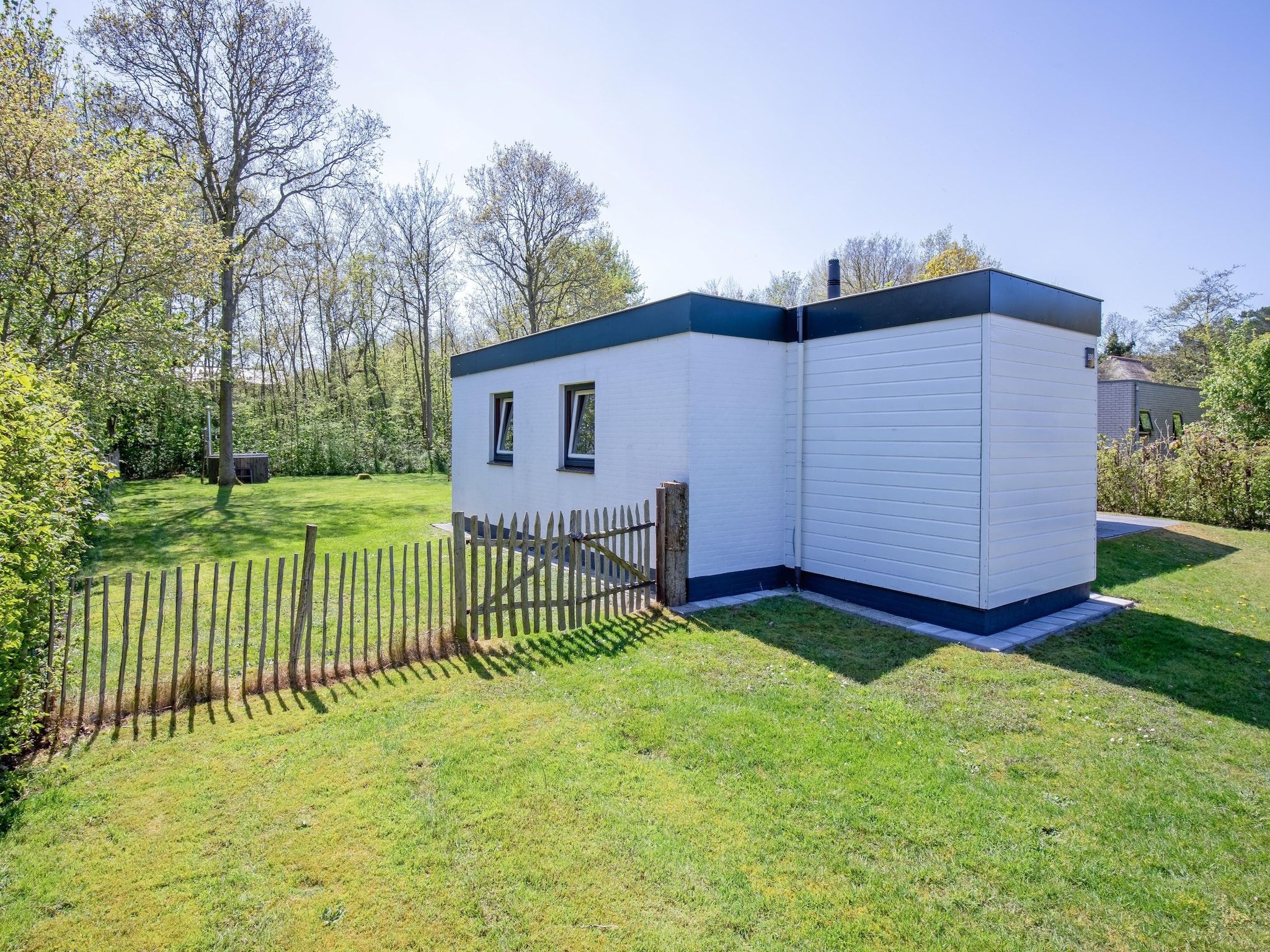 De buitenkant van De Parel 166 in Den Burg