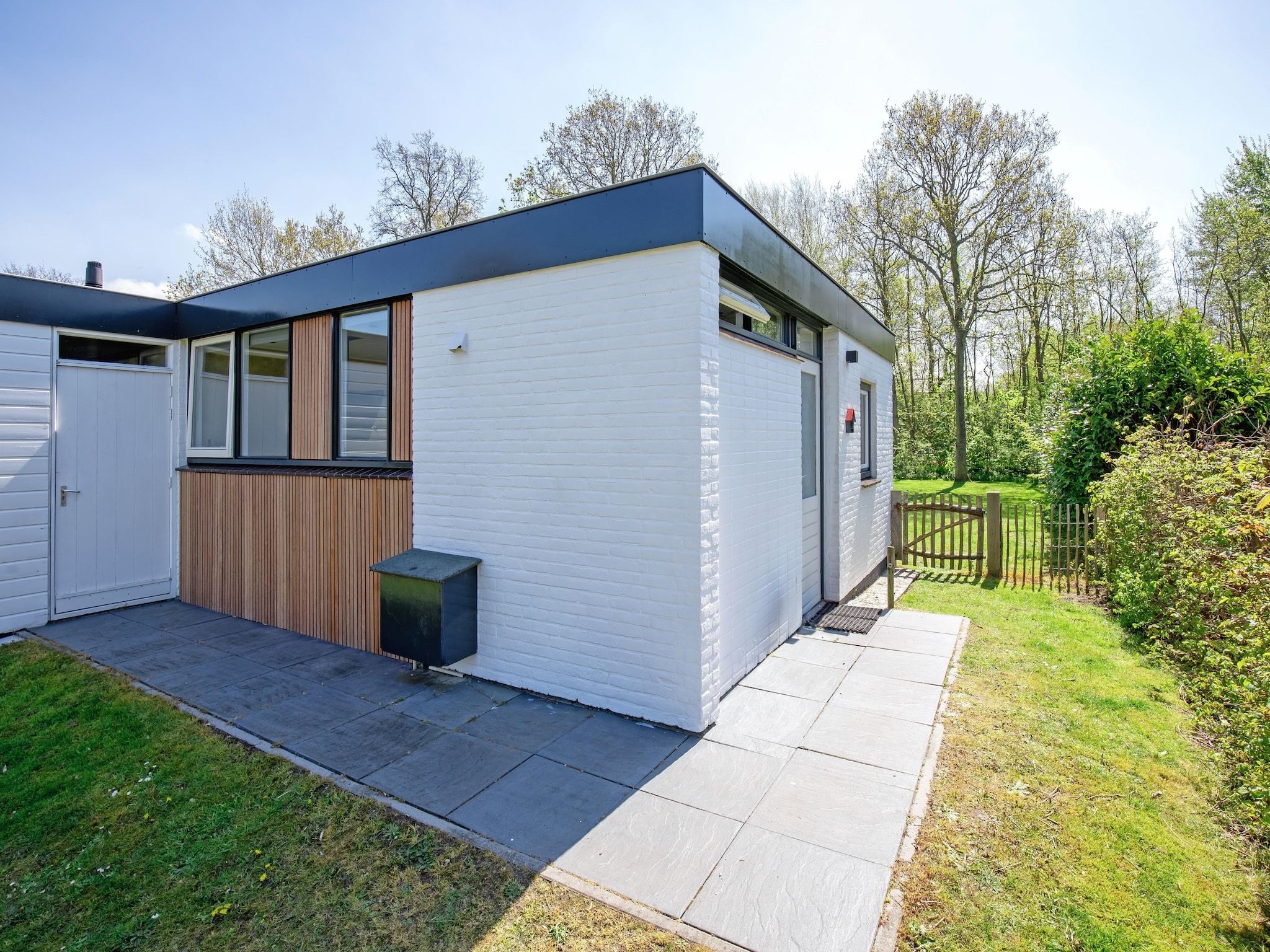 De buitenkant van De Parel 166 in Den Burg