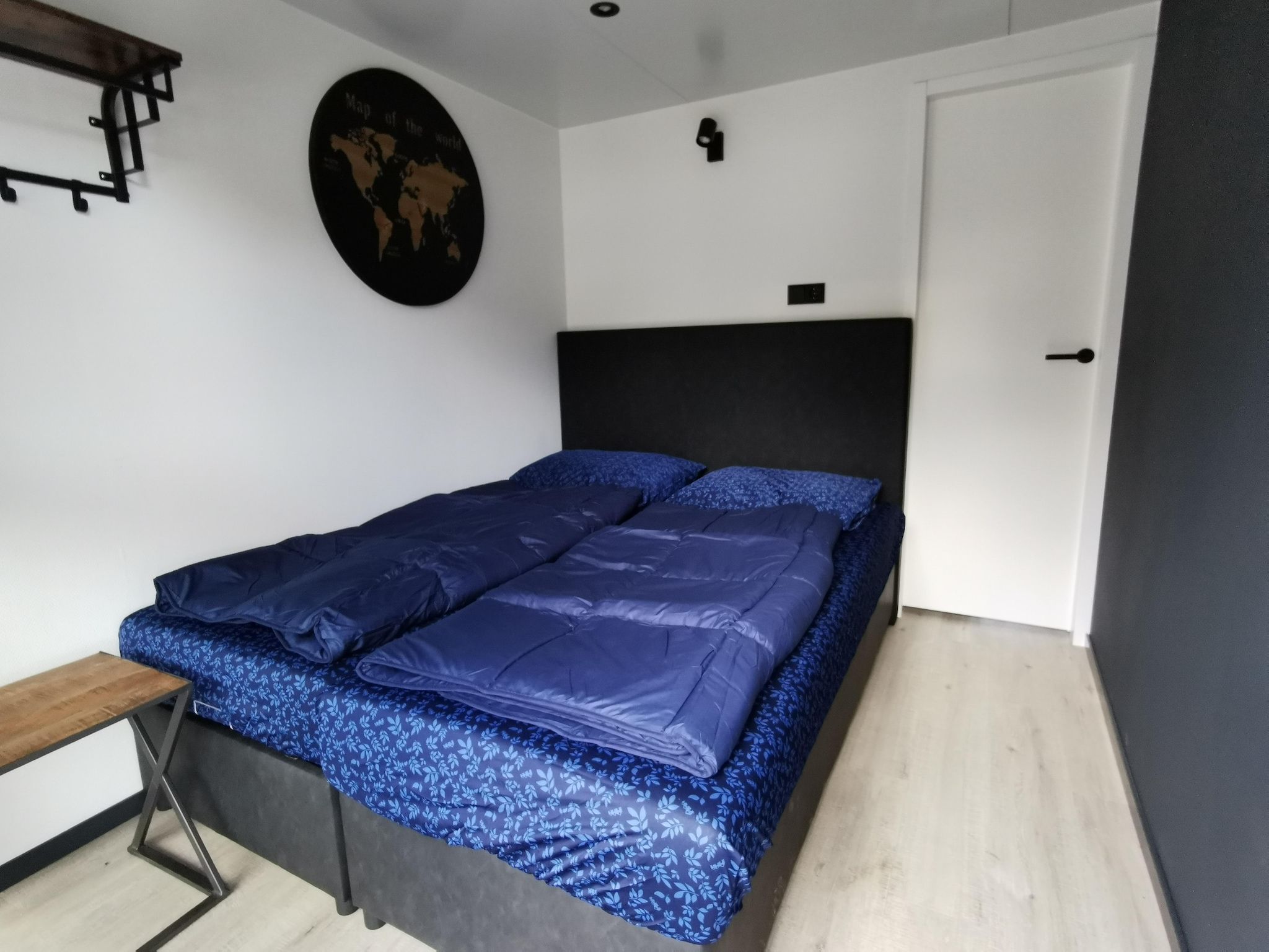 Een slaapkamer van Houseboat Marina Mookerplas 2 in Middelaar