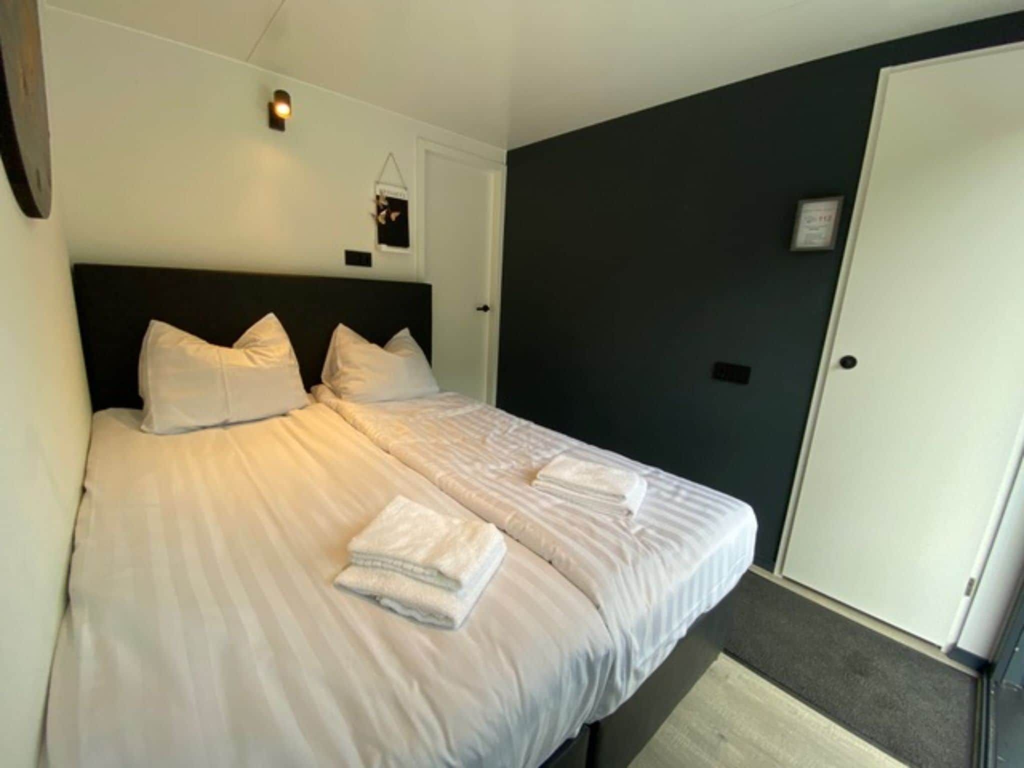 Een slaapkamer van Houseboat Marina Mookerplas 2 in Middelaar