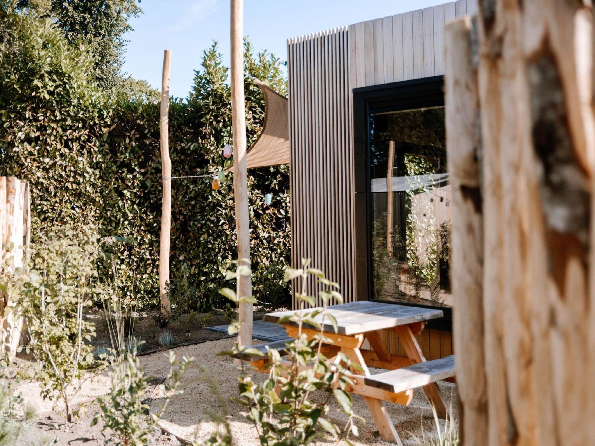 Het terras van Landgoed De IJsvogel 12 in Voorthuizen