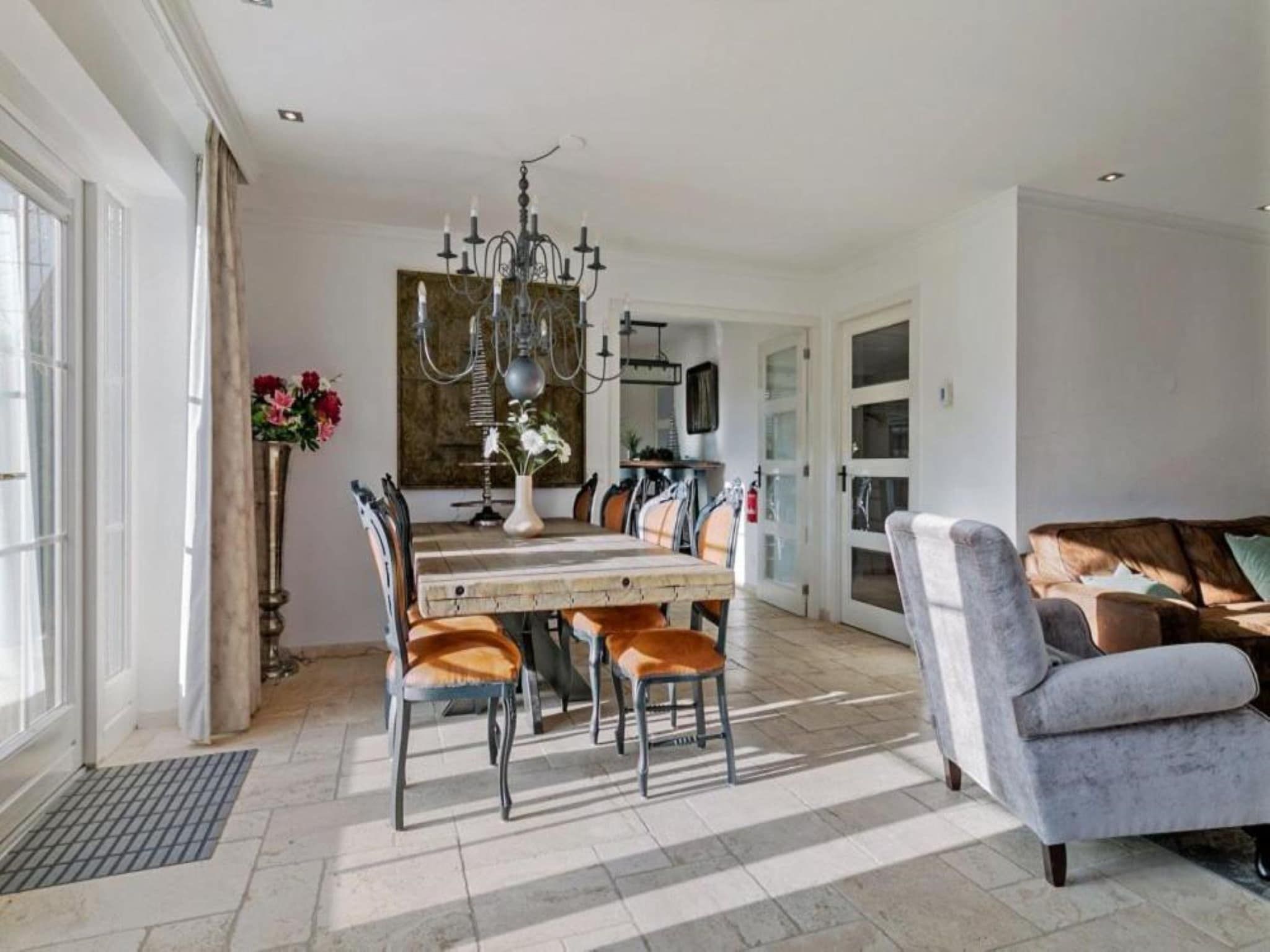 De eetkamer van Villa Bosrijk in Zeewolde