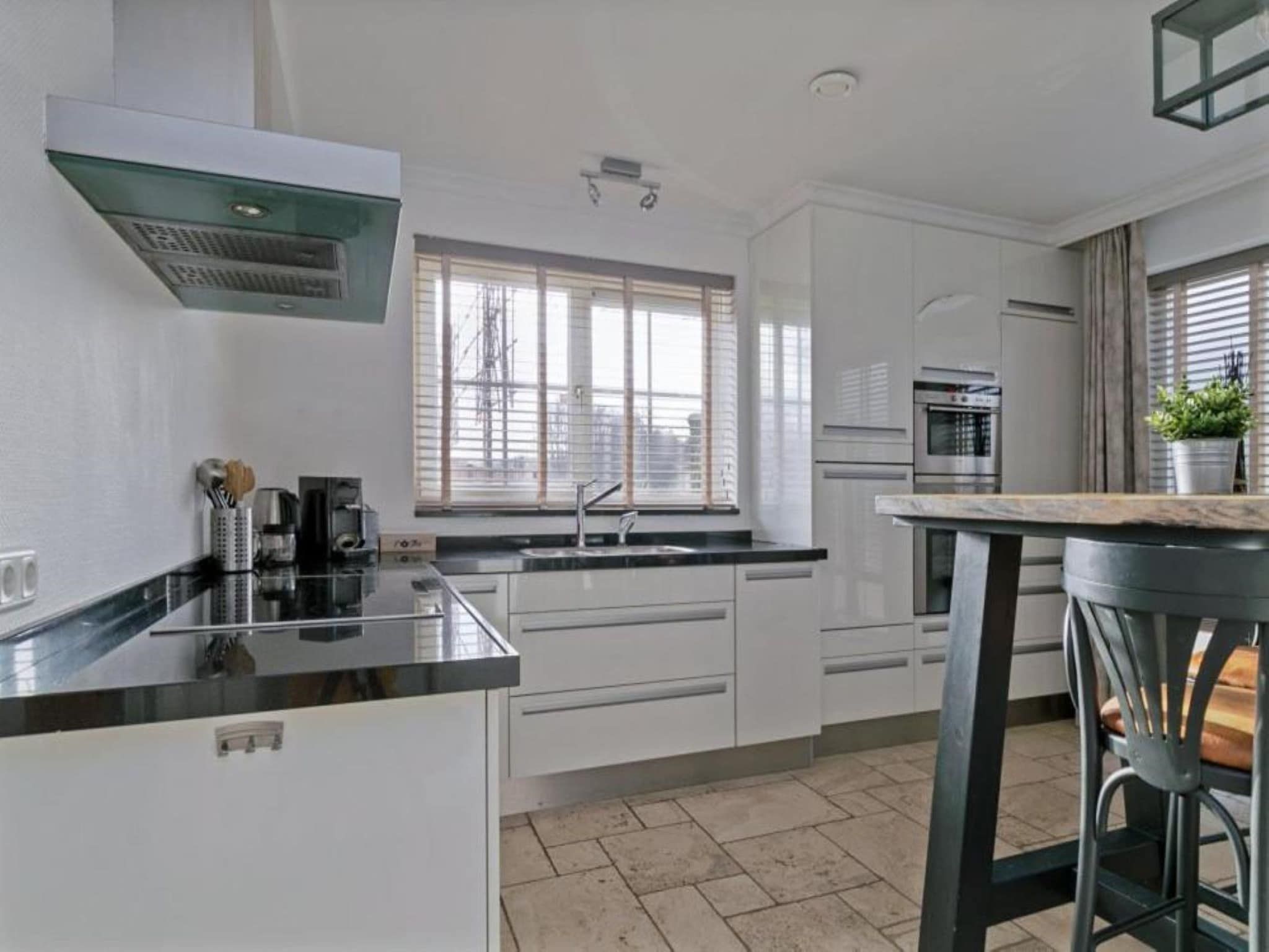 De keuken van Villa Bosrijk in Zeewolde