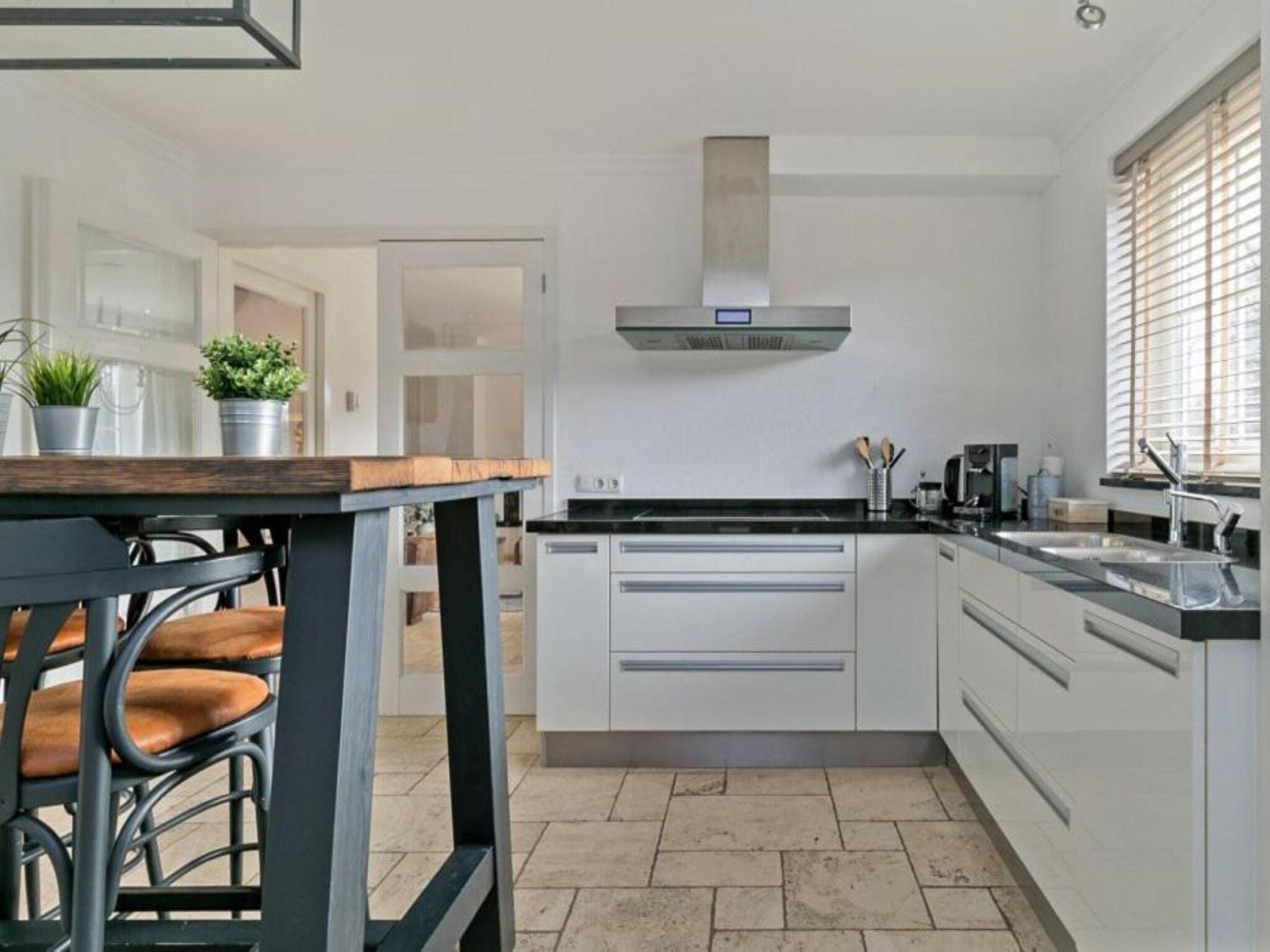 De keuken van Villa Bosrijk in Zeewolde