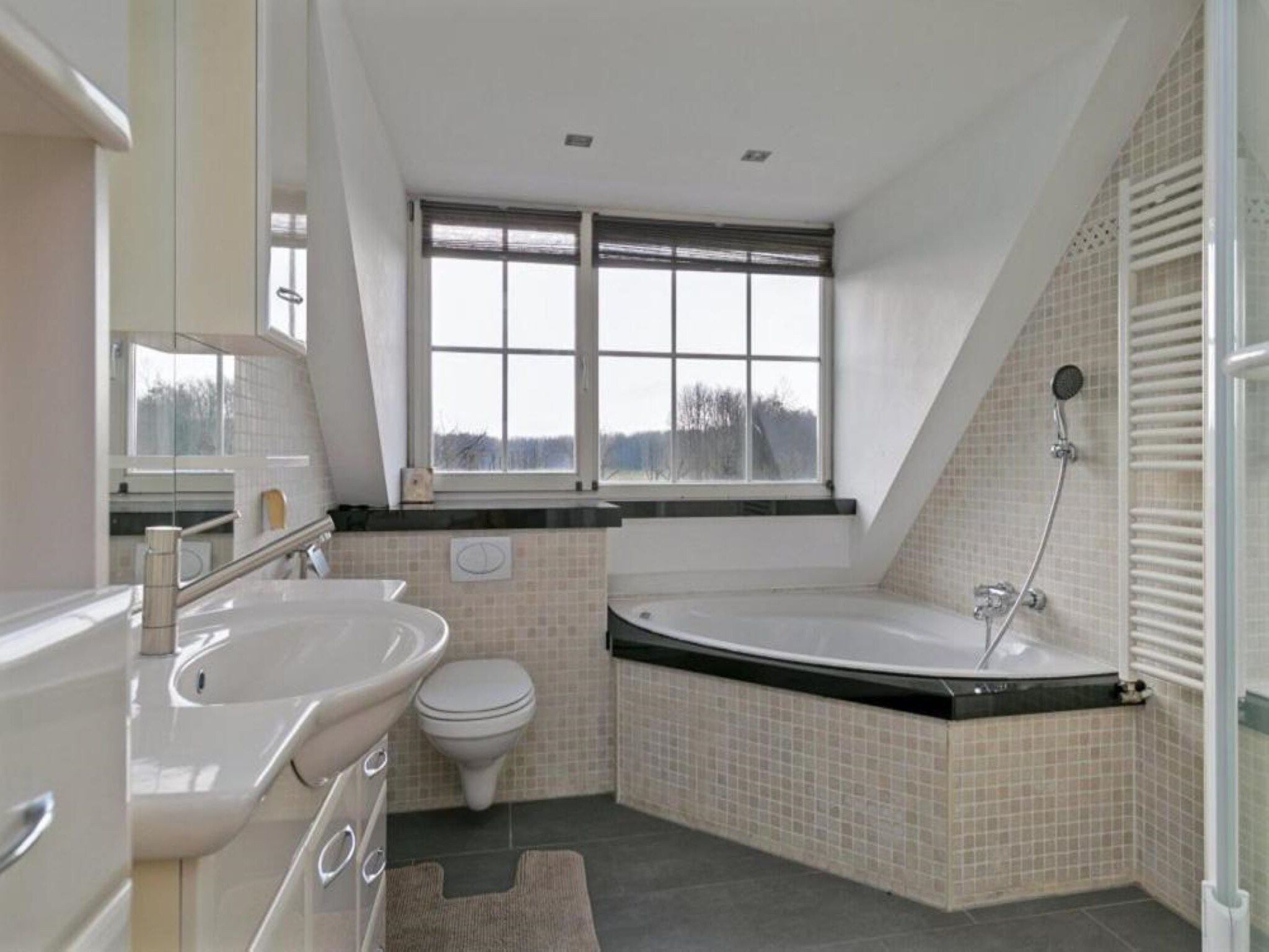 De badkamer van Villa Bosrijk in Zeewolde